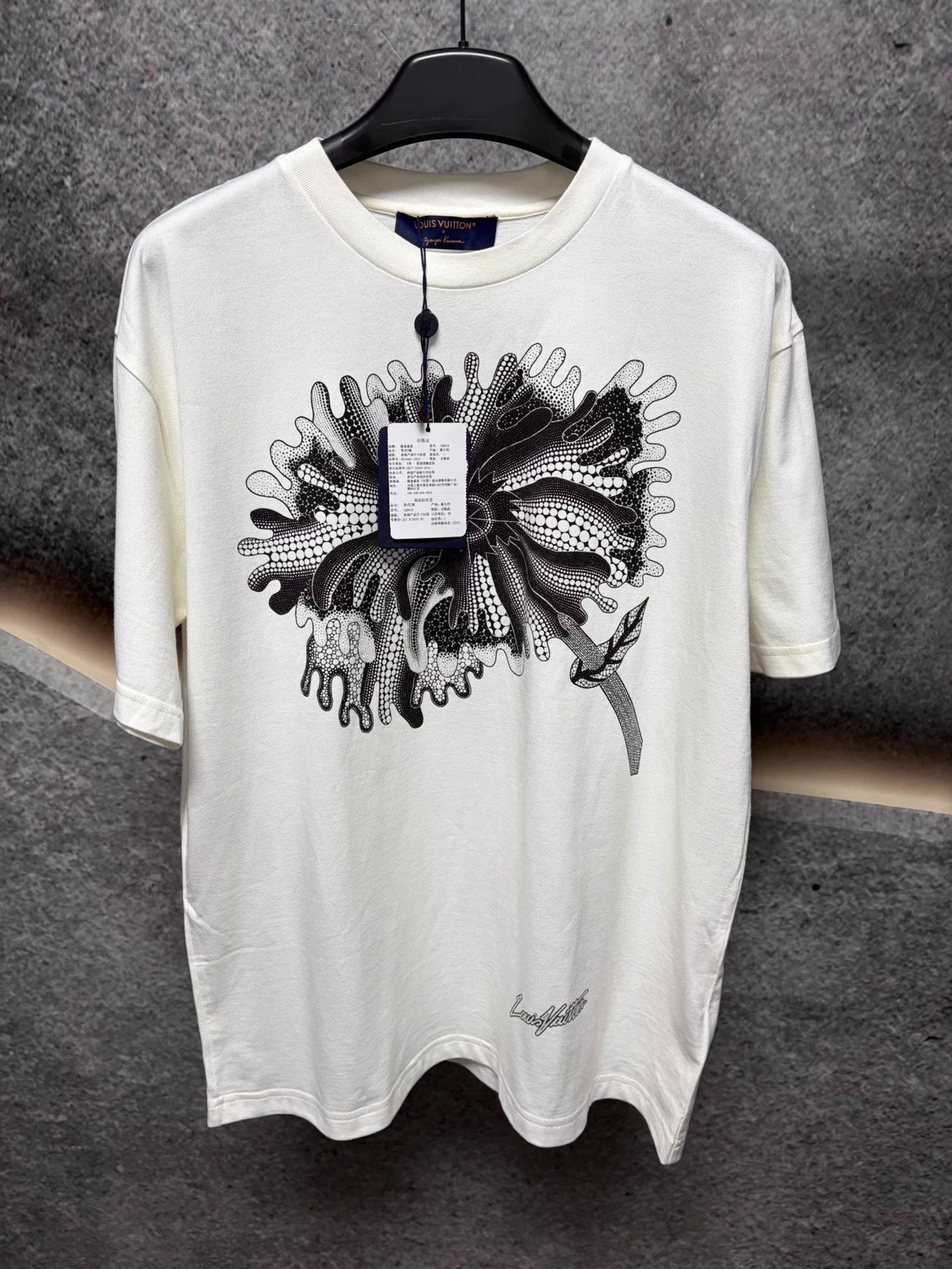 Louis Vuitton LV x Yayoi Kusama Psychedelic Flowers White L T-Shirt NWT Size US L / EU 52-54 / 3 - 1 Thumbnail