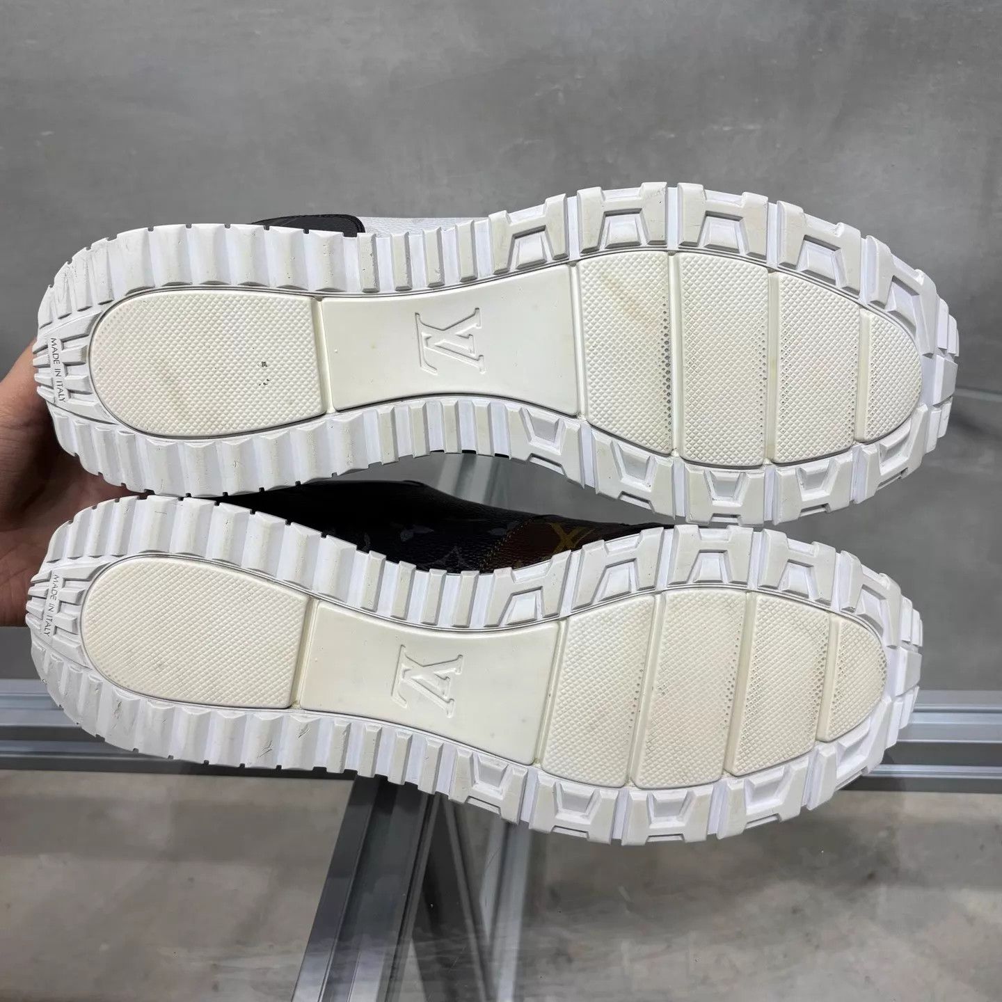 Louis Vuitton LV Run Away Monogram White Brown UK9.5 43.5 Shoes Size US 10.5 / EU 43-44 - 7 Thumbnail