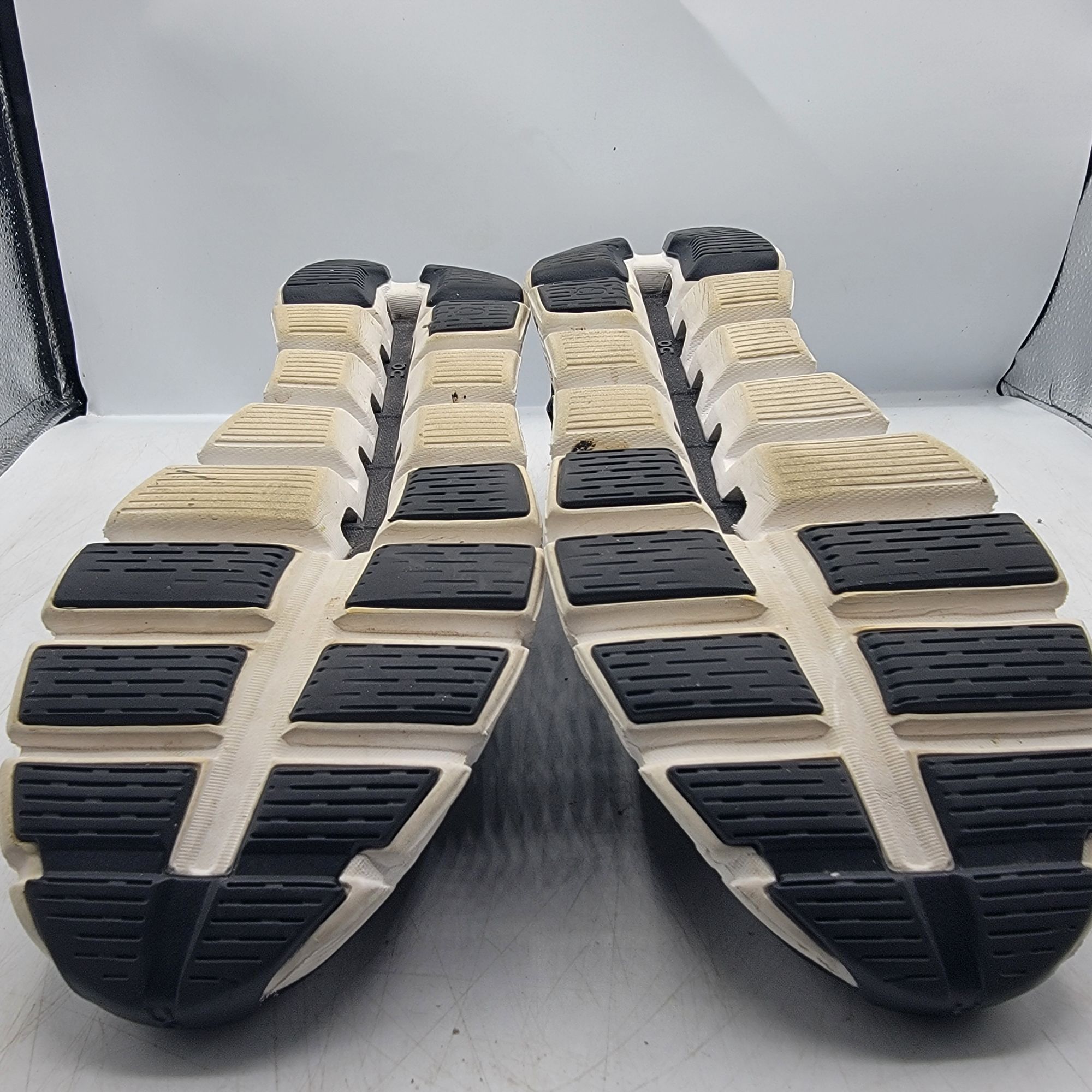 On On Cloud 5 Womens 8.5 Black White Athletic Sneaker Shoes Out Size US 8.5 / IT 38.5 - 11 Thumbnail