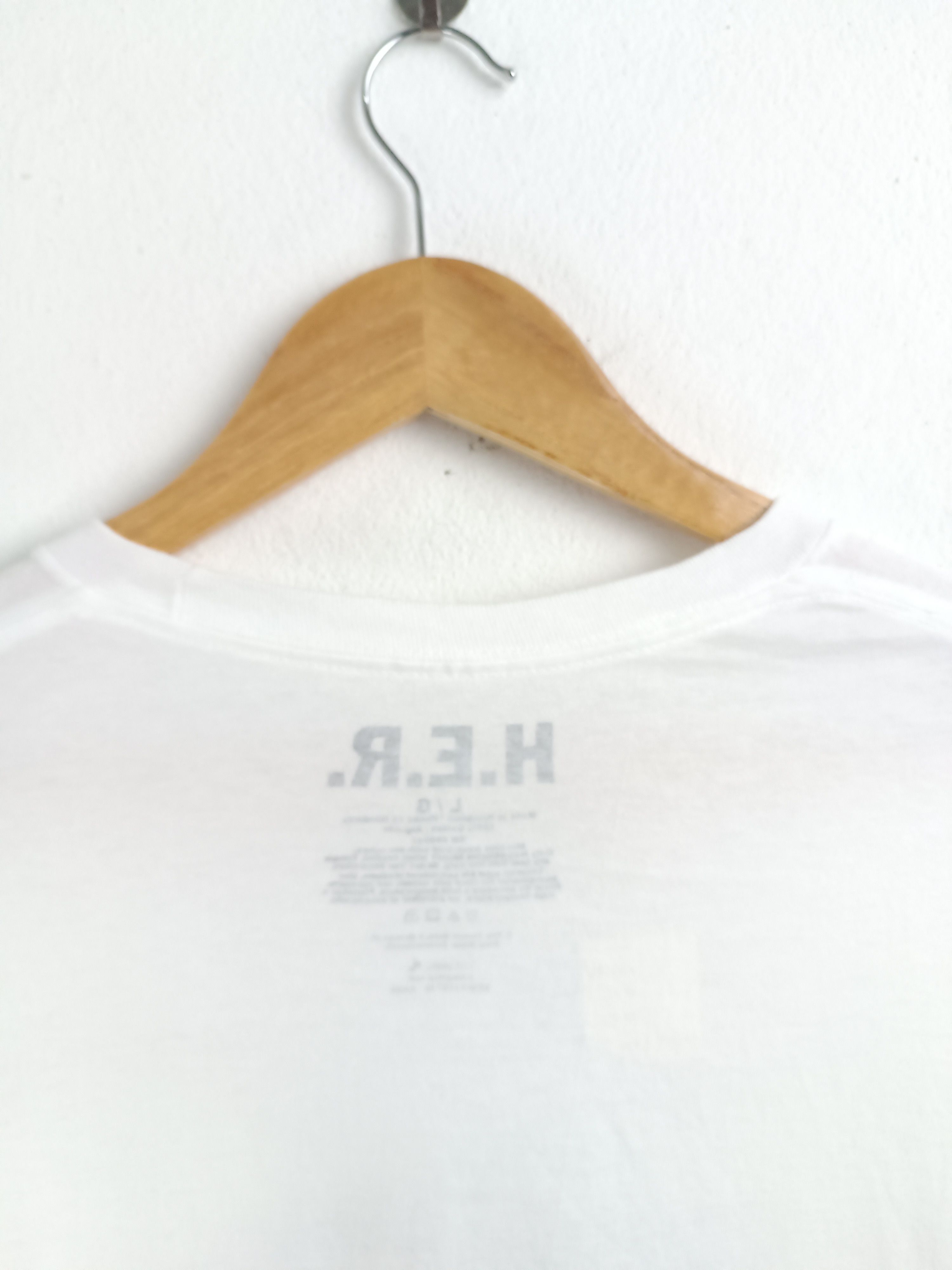 Rap Tees VINTAGE H.E.R. PORTRAIT CUTE RAP TEES tyla sza travis scott Size US L / EU 52-54 / 3 - 15 Thumbnail