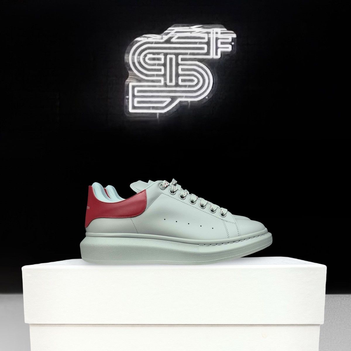 Alexander McQueen Alexander McQueen Oversized Sneaker Grey/Red Size US 12.5 / EU 45-46 - 1 Thumbnail