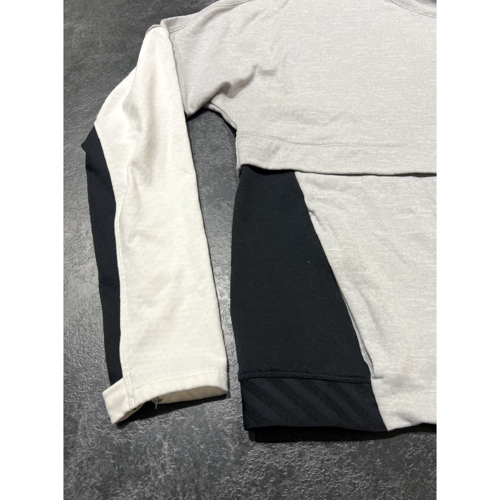 Nike VINTAGE Nike Running Therma-Sphere Long Sleeve Top Women's L Gray AJ8671-059 Size L / US 10 / IT 46 - 5 Thumbnail