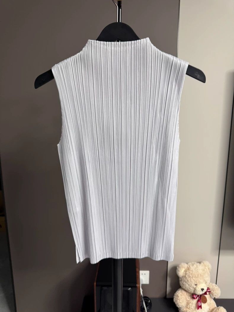 Issey Miyake Issey Miyake size:4 Light grey sleeveless high-neck pleate Size S / US 4 / IT 40 - 2 Thumbnail