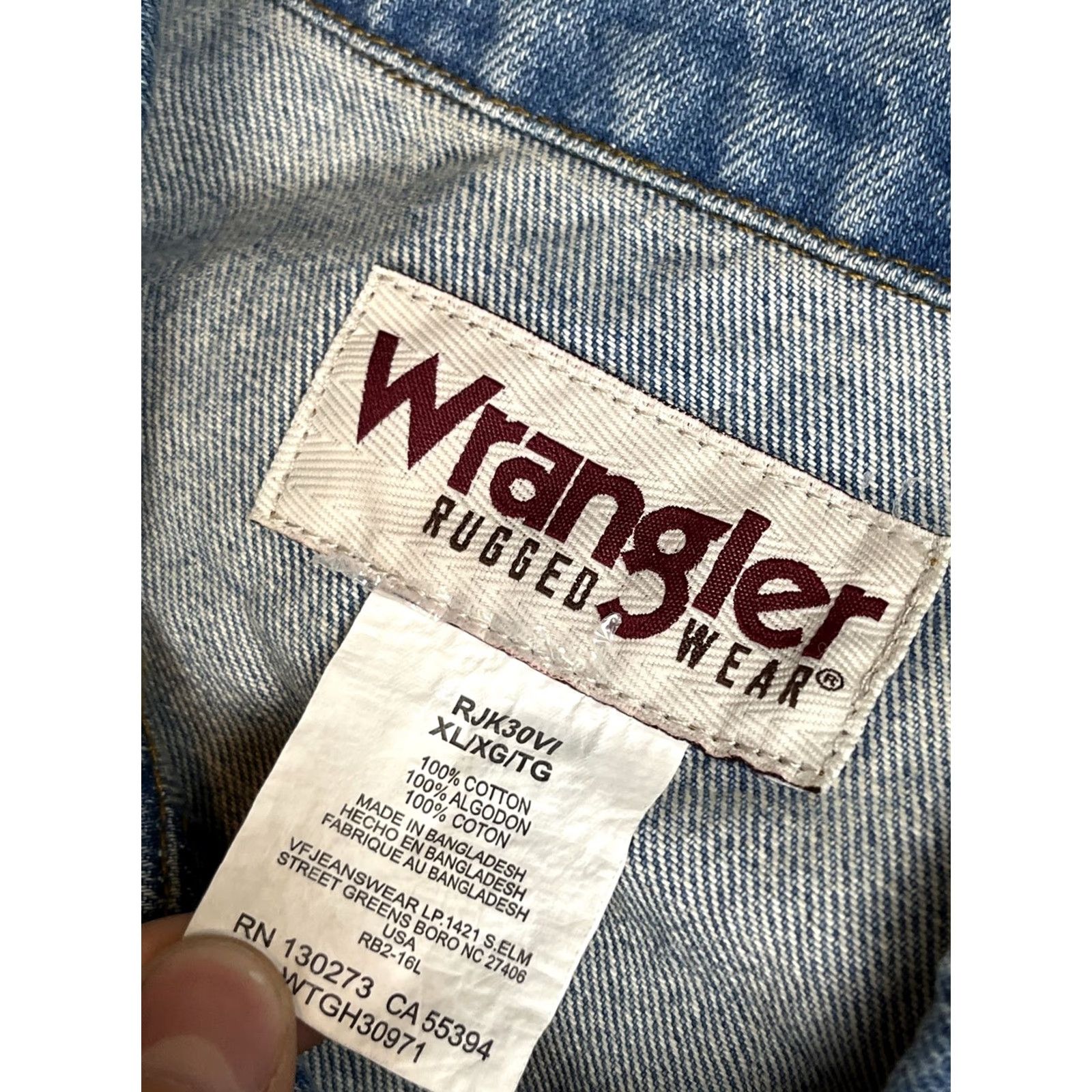 Wrangler VINTAGE Wrangler Rugged Wear Denim Jacket XL Blue Men's Jacket Regular Fit Button Front Spring Summer Winter Western USA 90s 2000s Size US XL / EU 56 / 4 - 4 Thumbnail
