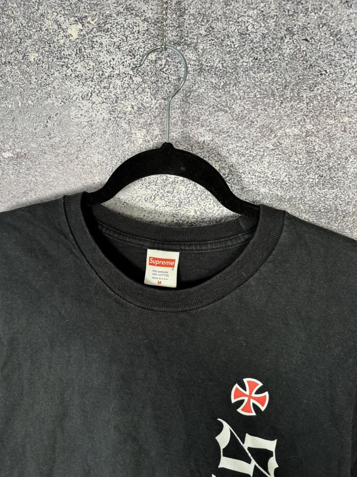 Independent Truck Co. × Supreme × Vintage Supreme x Independent FW17 Old English Nera Taglia Tee Size US M / EU 48-50 / 2 - 9 Thumbnail