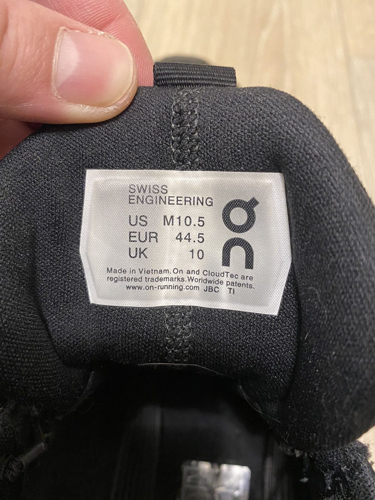 On ON-Running Cloud Hi Waterproof rare Size US 10.5 / EU 43-44 - 6 Thumbnail