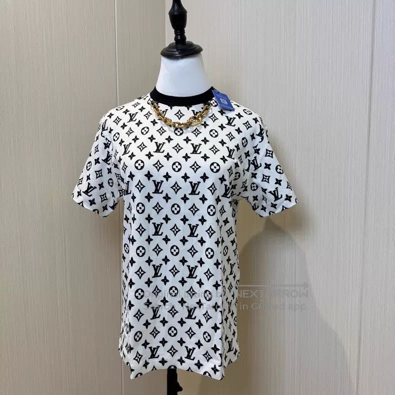Louis Vuitton Louis Vuitton Full logo short sleeve T-shirt Size XS / US 0-2 / IT 36-38 - 1 Thumbnail