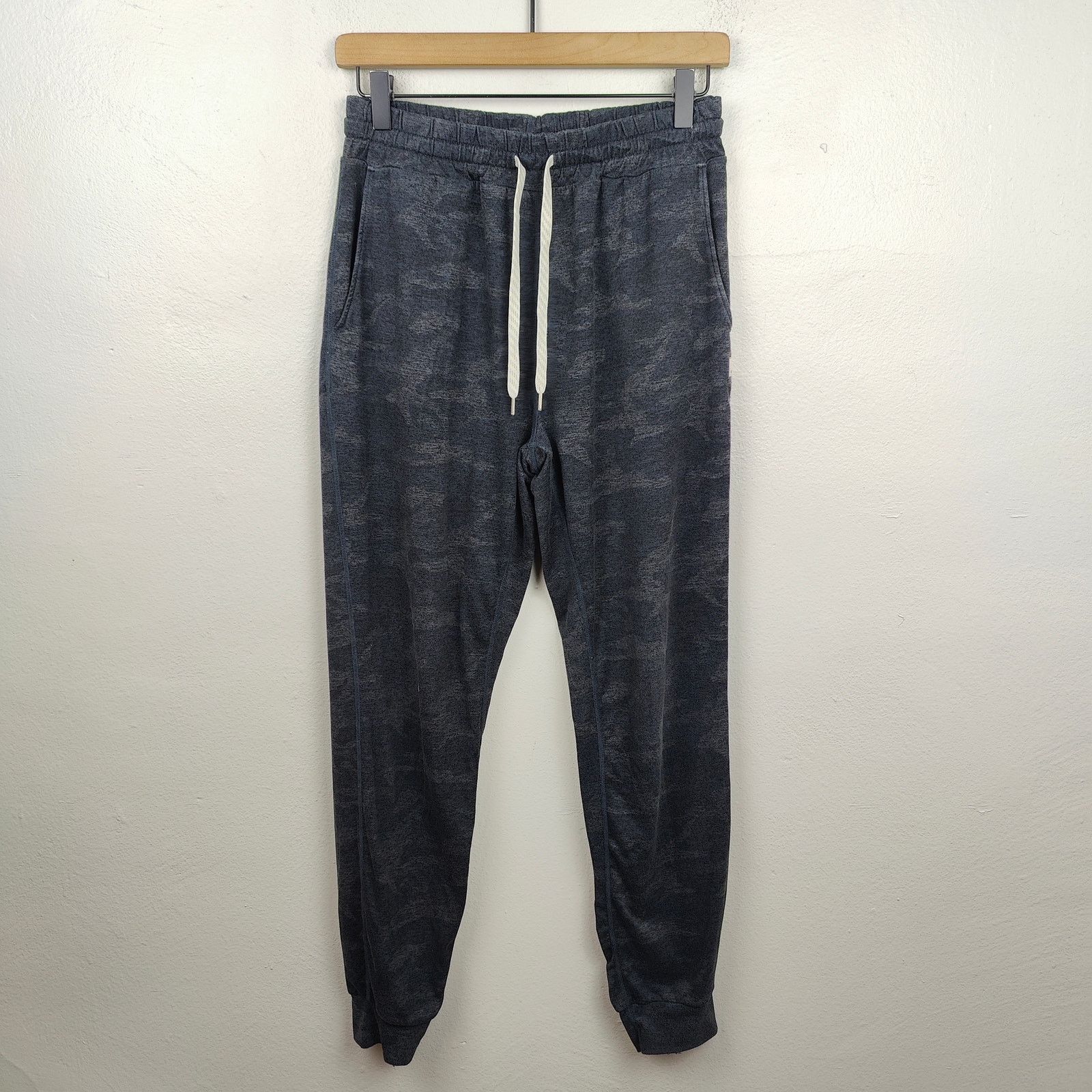 Vuori Performance Joggers Womens Small Long Length Camo