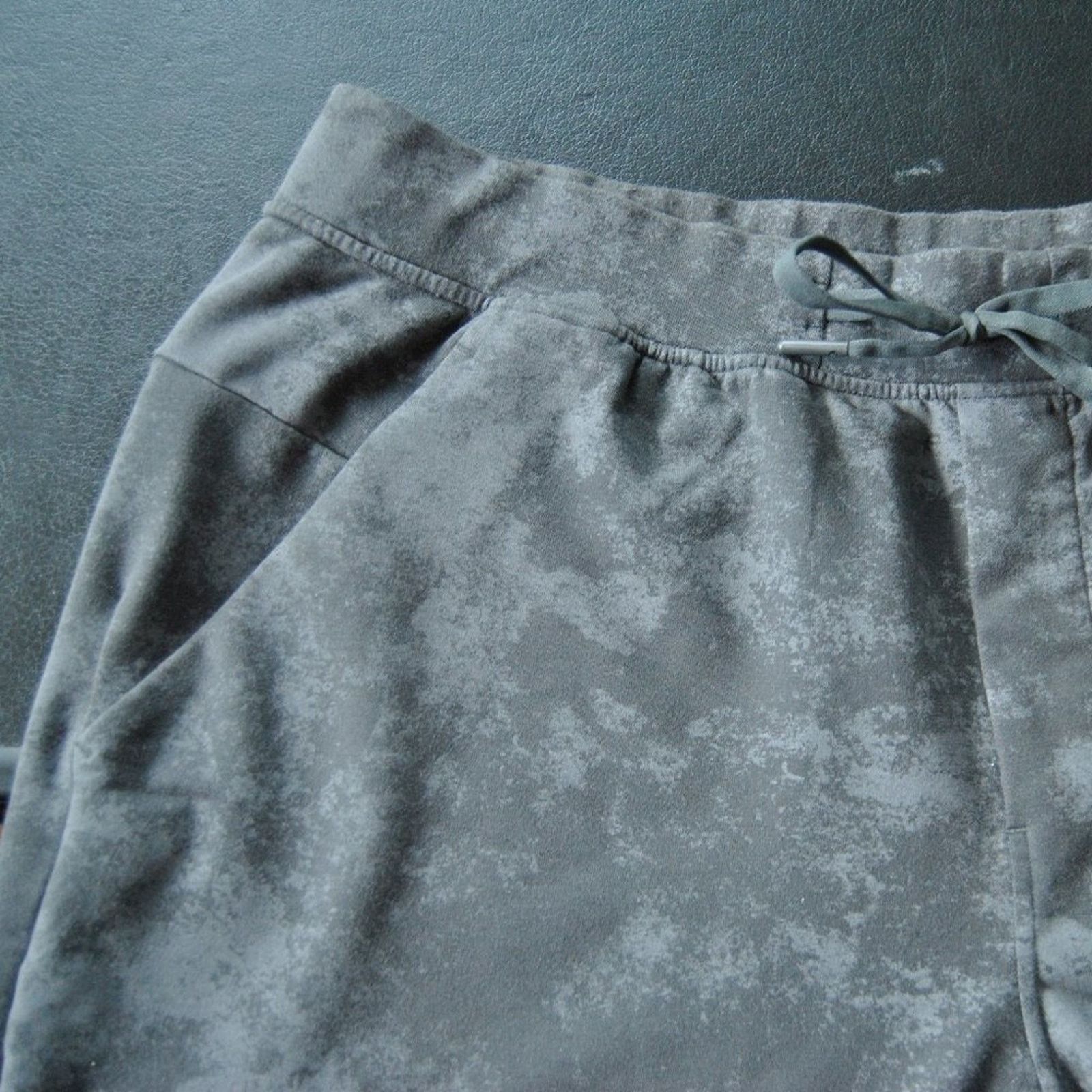 Lululemon Lululemon Large Gray Sweat Shorts Size US 32 / EU 48 - 4 Thumbnail