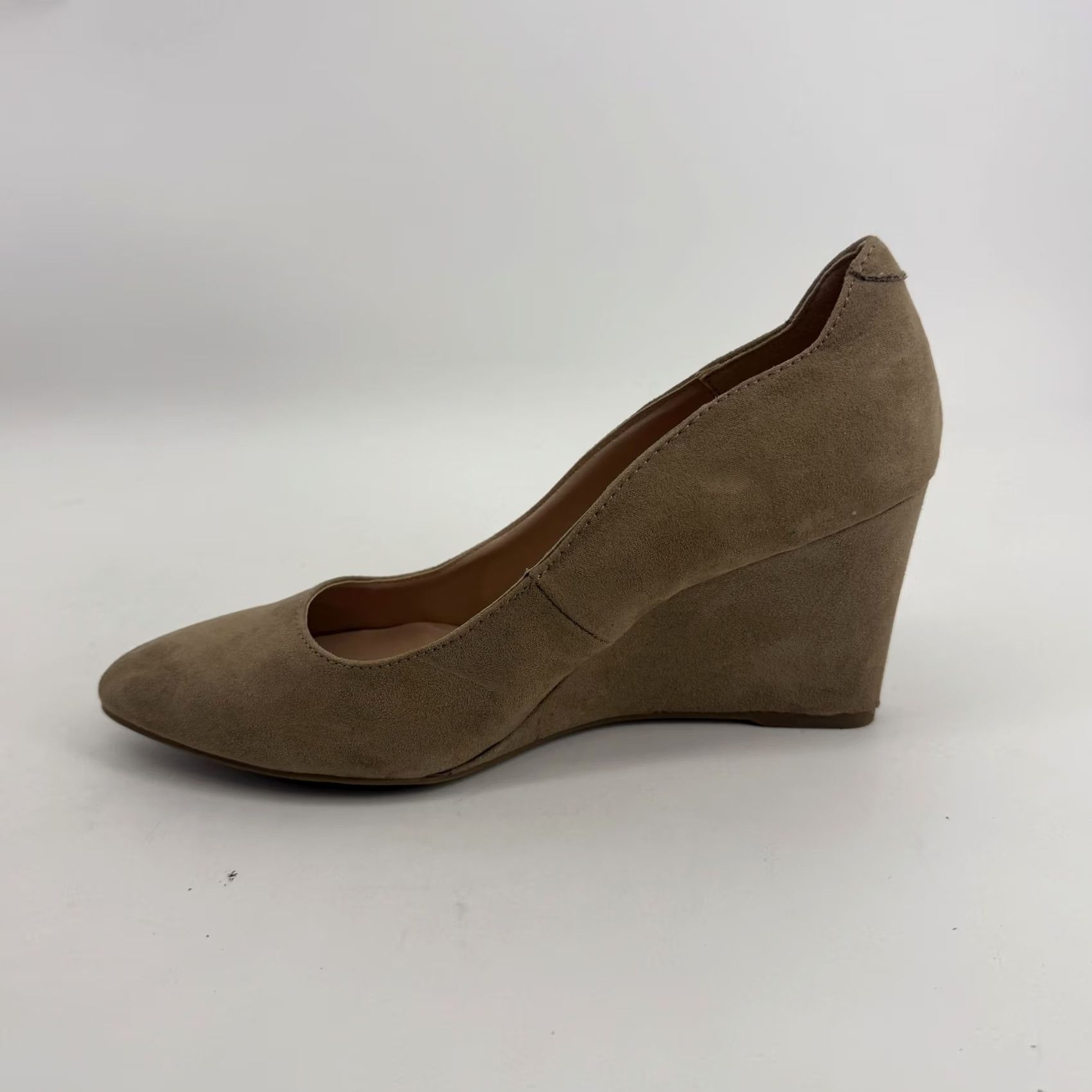 Vintage Bandolino Wedge Pumps 8.5M Tan Beige Faux Suede Pointed Toe Slip On Heel Pump Women Office Business Formal Workwear Size US 9 / IT 39 - 5 Thumbnail
