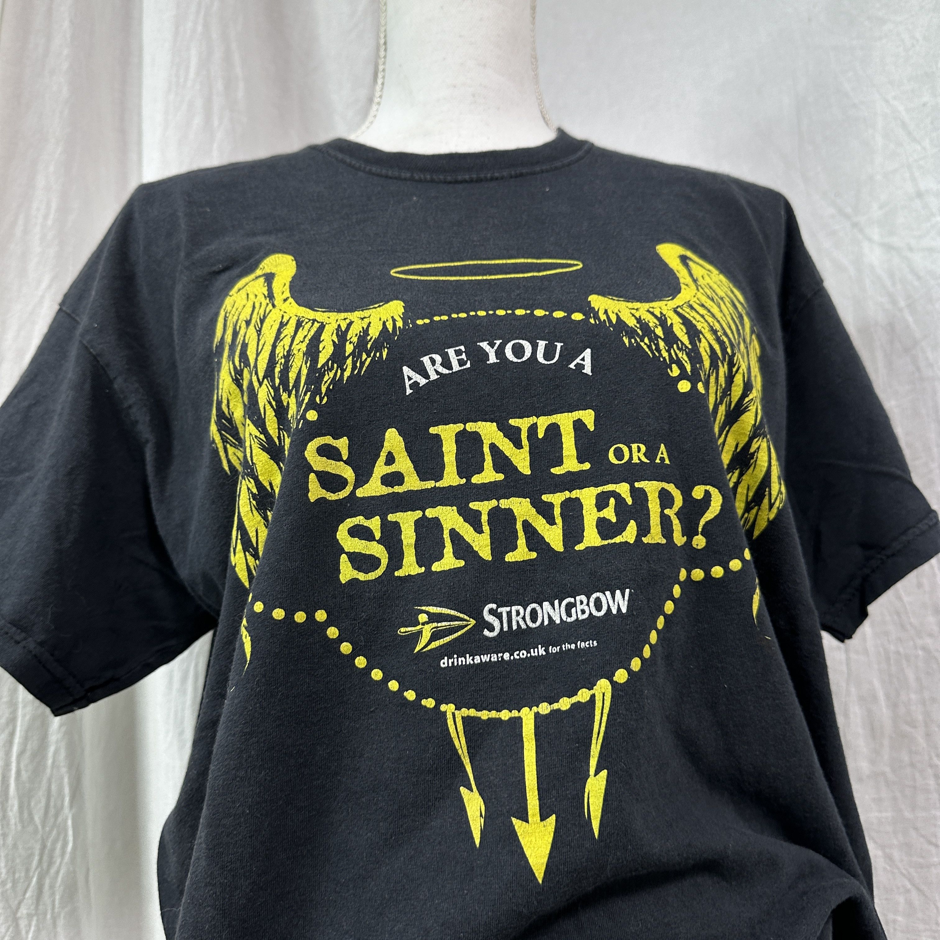 Vintage Vintage Saint or Sinner Strongbow Cider T-shirt Y2K Size US L / EU 52-54 / 3 - 2 Thumbnail