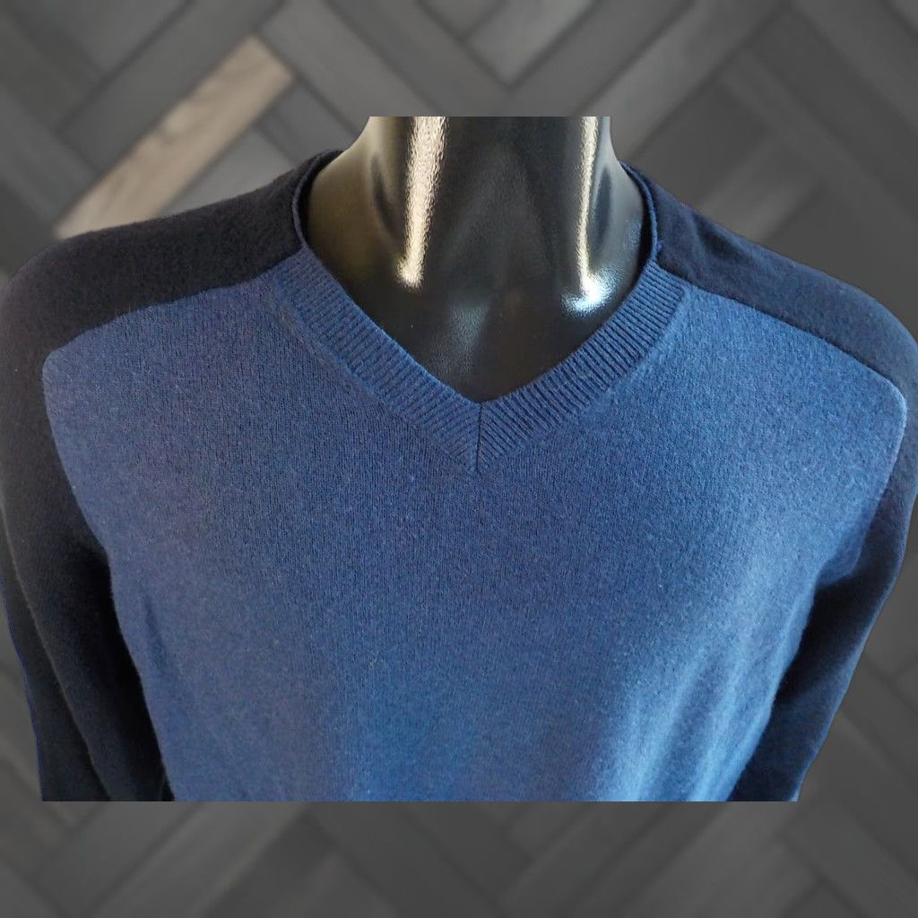 Vince VINCE V-Neck Sweater Shirt Wool Blend Two Tone Blues SZ LARGE Men Regular Knit Size US L / EU 52-54 / 3 - 1 Thumbnail