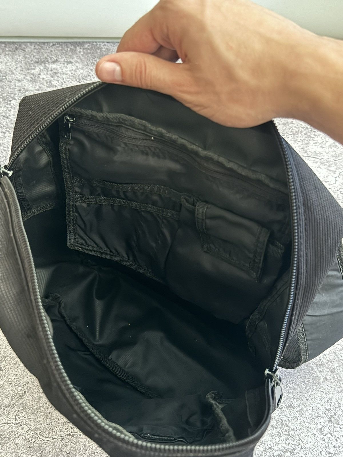 Diesel × Vintage Vintage Diesel Y2K distressed crossbody sling bag Size ONE SIZE - 16 Thumbnail