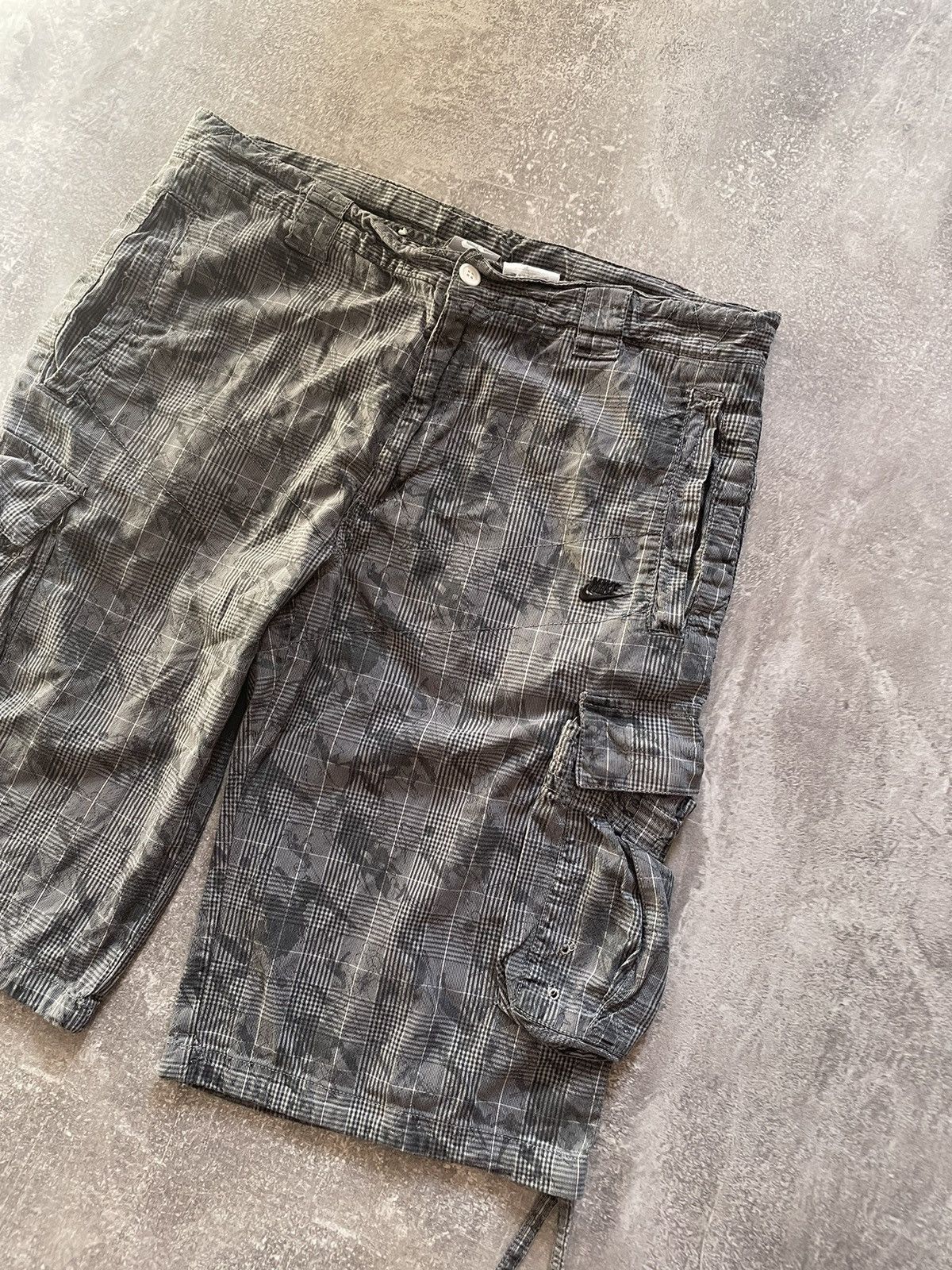 Nike × Vintage Vintage Nike Cargo Shorts Y2K Size US 32 / EU 48 - 2 Thumbnail