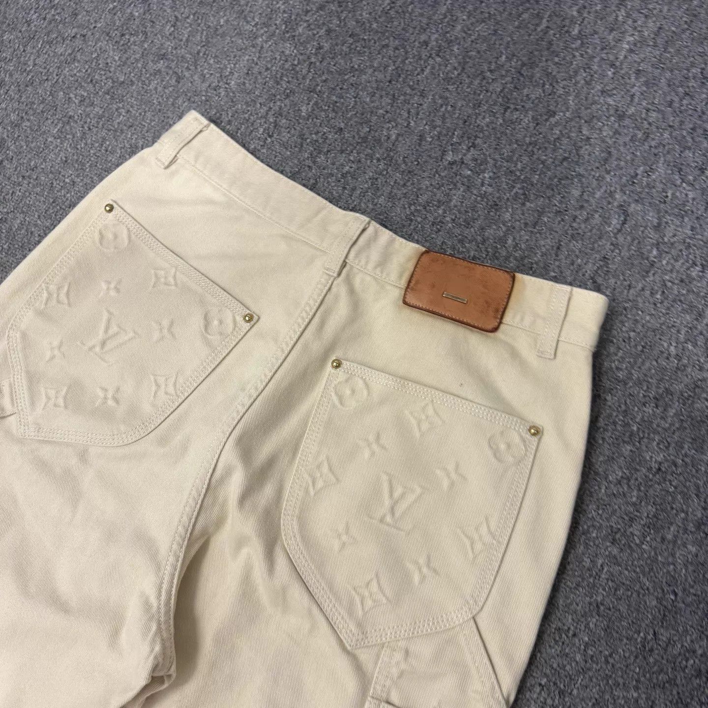 Louis Vuitton Louis Vuitton Embossed Logo Denim Jeans 30W 95 New Size US 30 / EU 46 - 3 Thumbnail