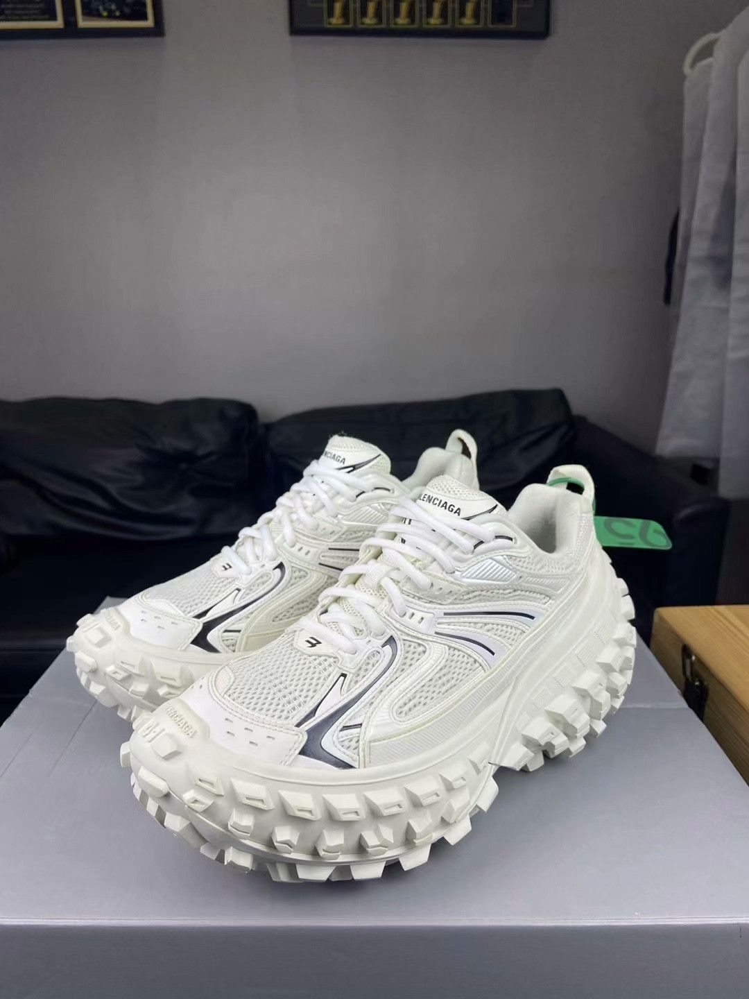 Balenciaga Balenciaga White Lowtop Sneakers 8.5 Men Size US 8.5 / EU 41-42 - 1 Thumbnail