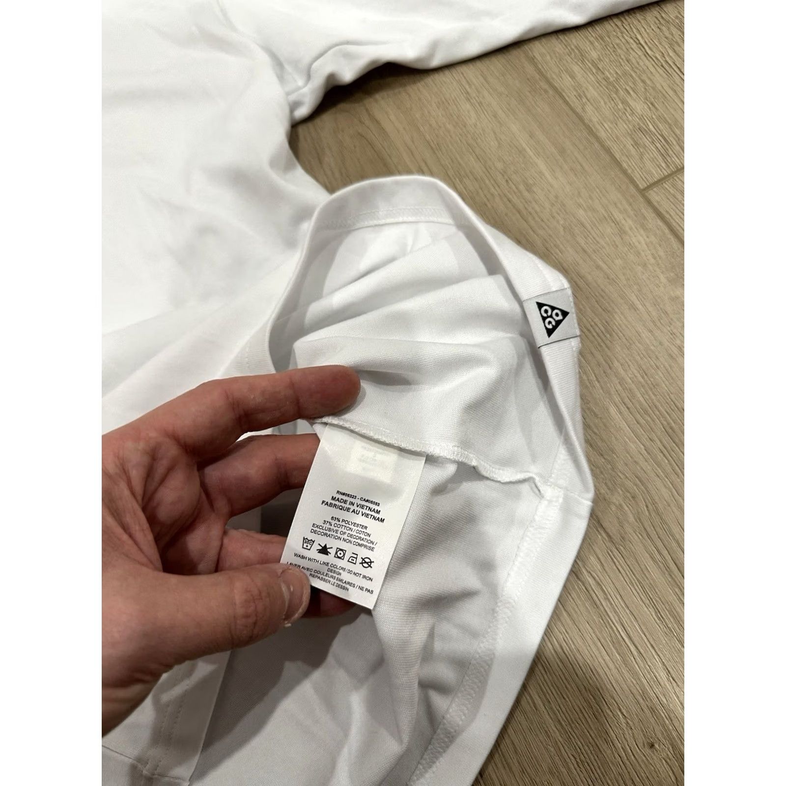 Nike VINTAGE? No. Nike ACG All Conditions Gear Shirt Mens Small Outdoor White Long Sleeve Crew Neck Solid Graphic Print Logo Size US S / EU 44-46 / 1 - 7 Thumbnail