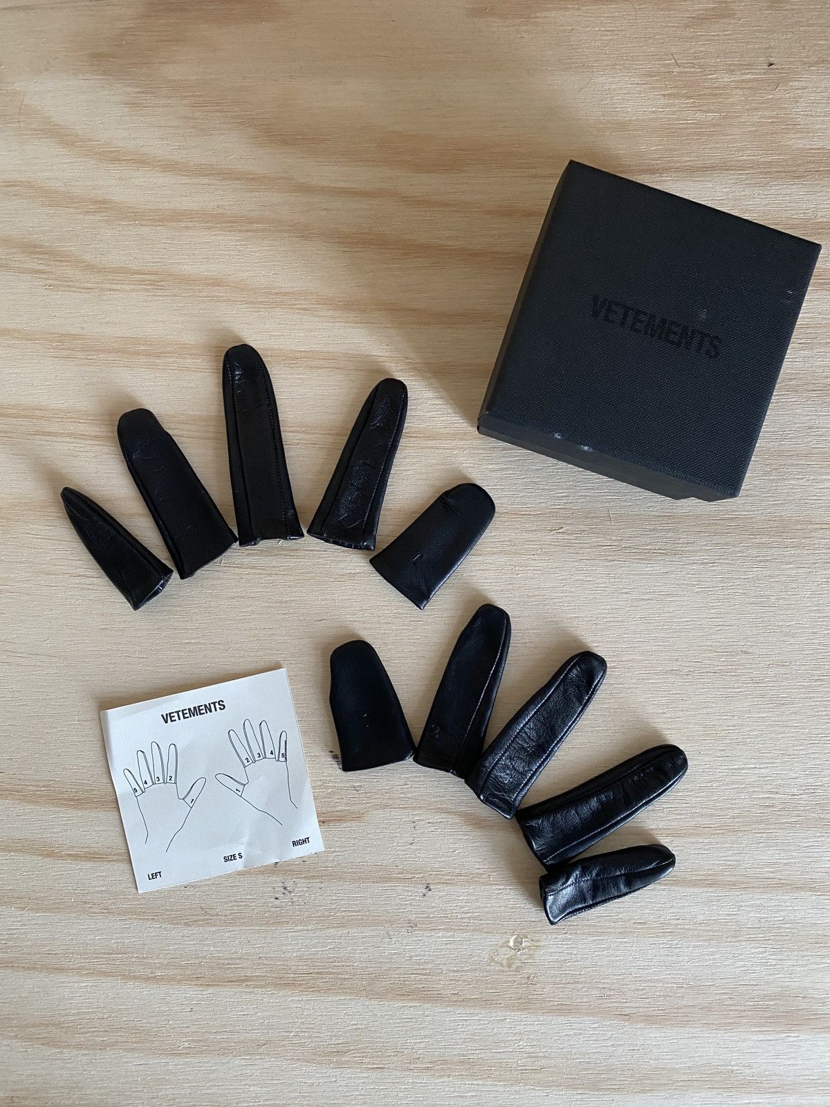 Vetements SS16 Finger Gloves Size ONE SIZE - 1 Thumbnail