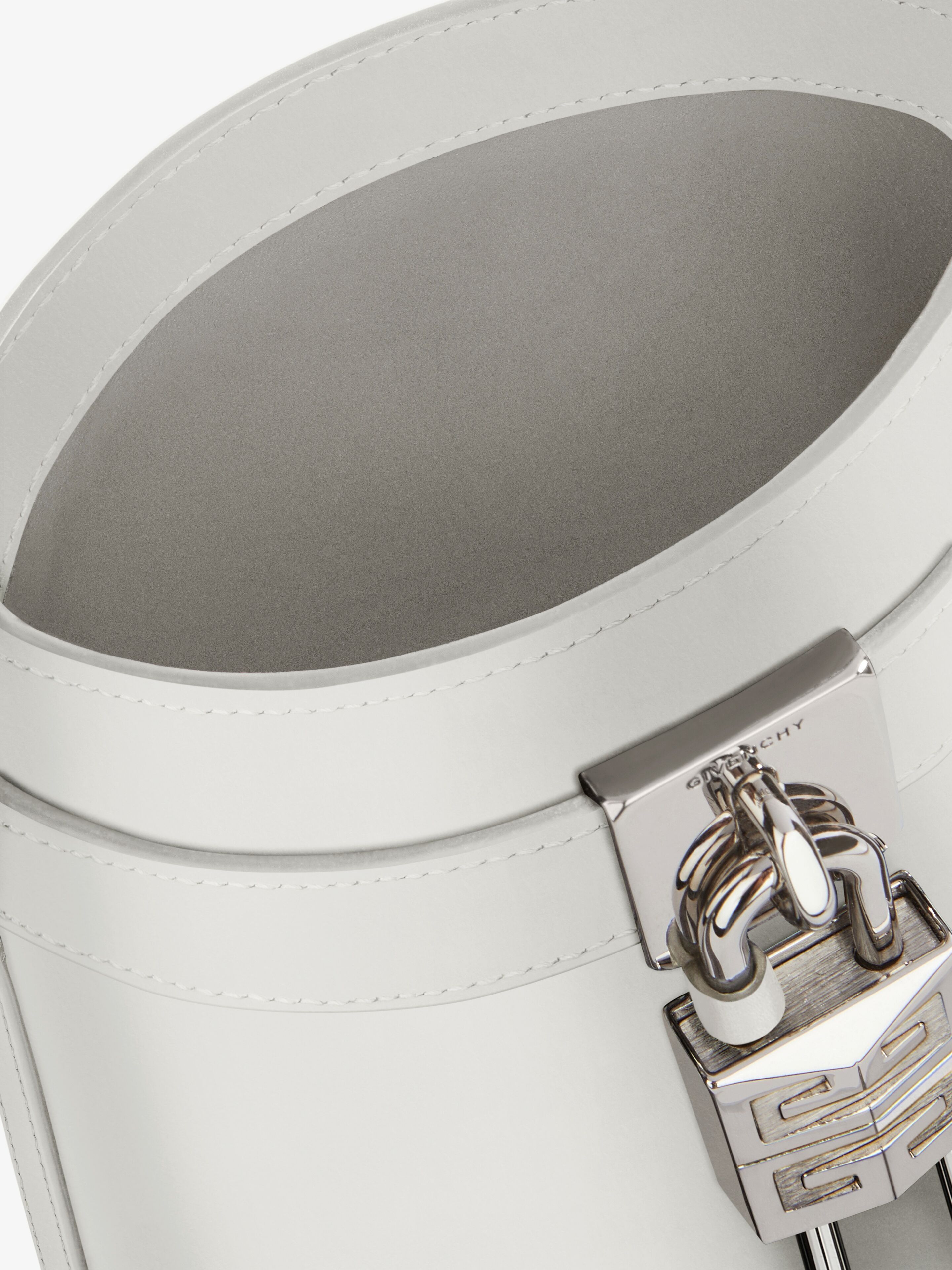 Givenchy o1srvl11e0925 Size: OS / Micro Shark Lock Bucket Bag Bianca Size ONE SIZE - 6 Thumbnail