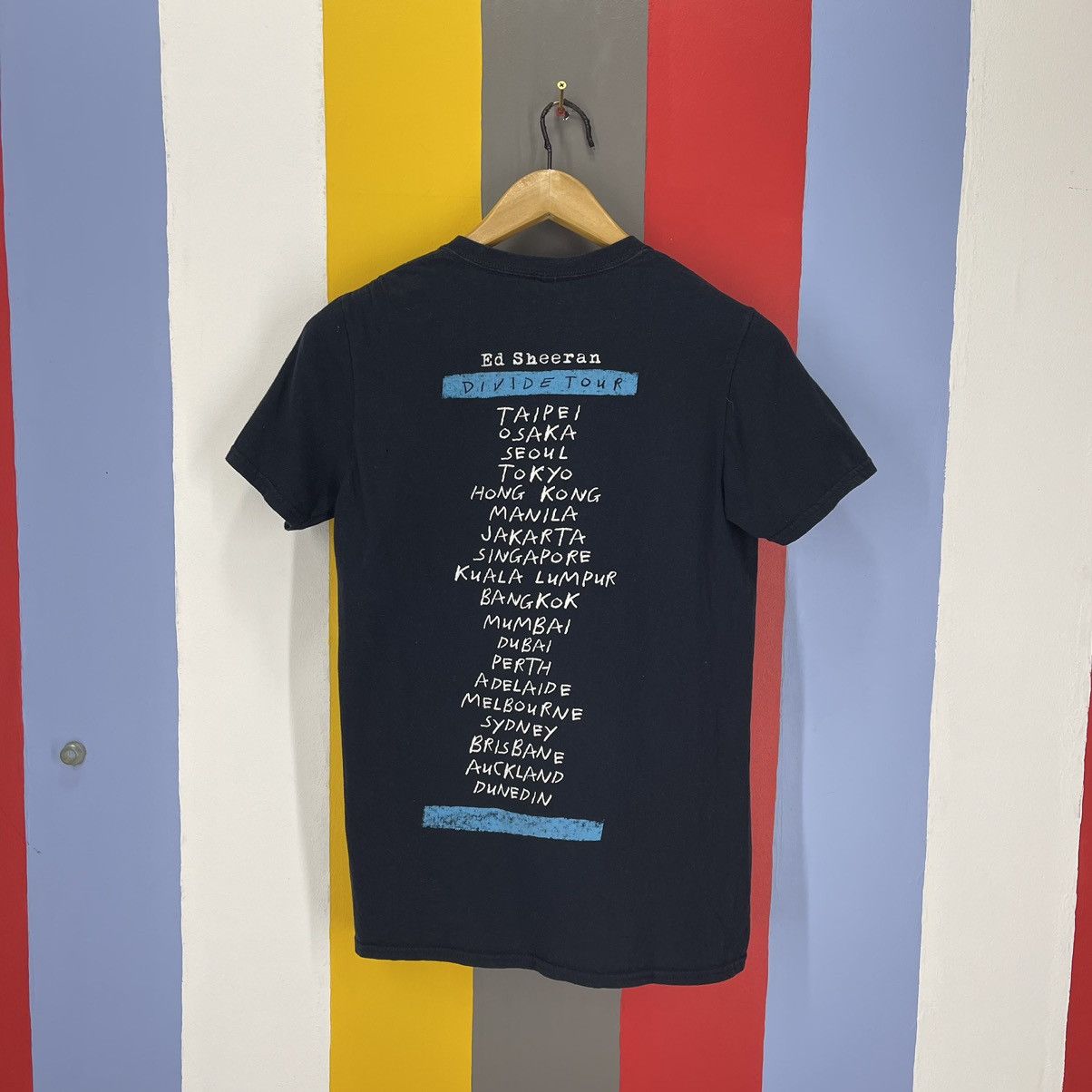 Gildan ED SHEERAN Divide Tour Crew Neck T Shirt #1757/07 Size US S / EU 44-46 / 1 - 8 Thumbnail