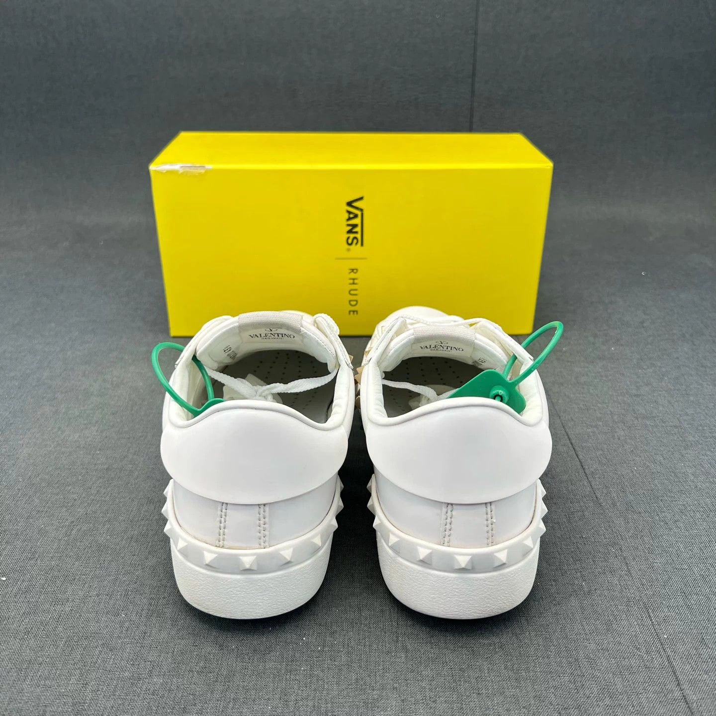 Valentino Valentino White Gold Rivet Low Top Sneakers 43.5 Like New Size US 10 / EU 43 - 5 Thumbnail