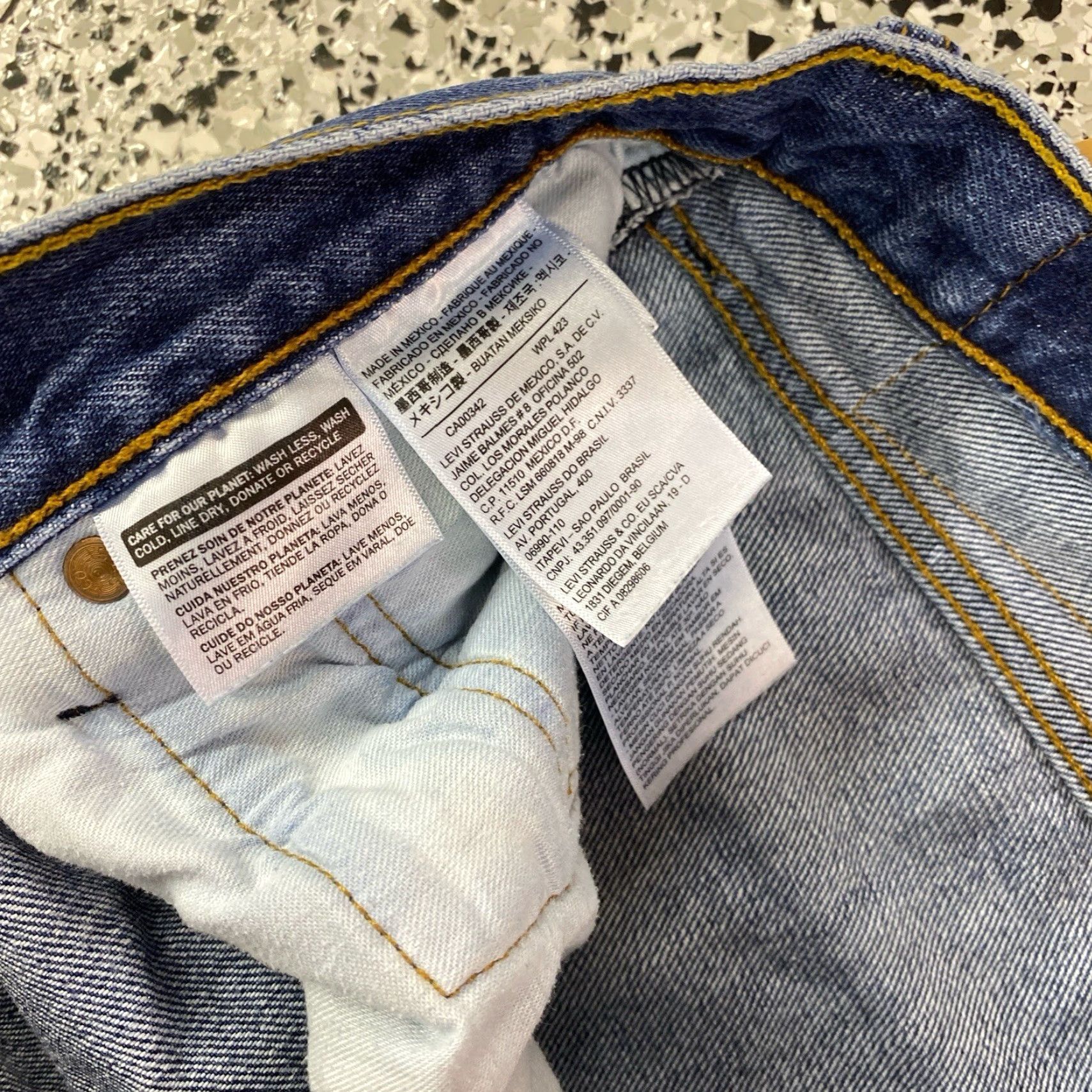 Levi's VINTAGE Levi's 501 Jeans Mens 35x32.5 Blue Straight Button Fly Denim XX Regular Rise Mid Size US 35 - 5 Thumbnail