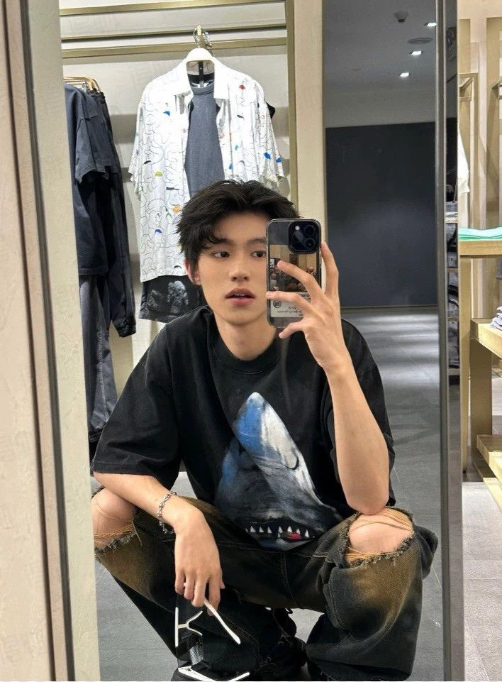 Givenchy Givenchy Black shark print slim fit round neck short sleev Size US XS / EU 42 / 0 - 1 Thumbnail