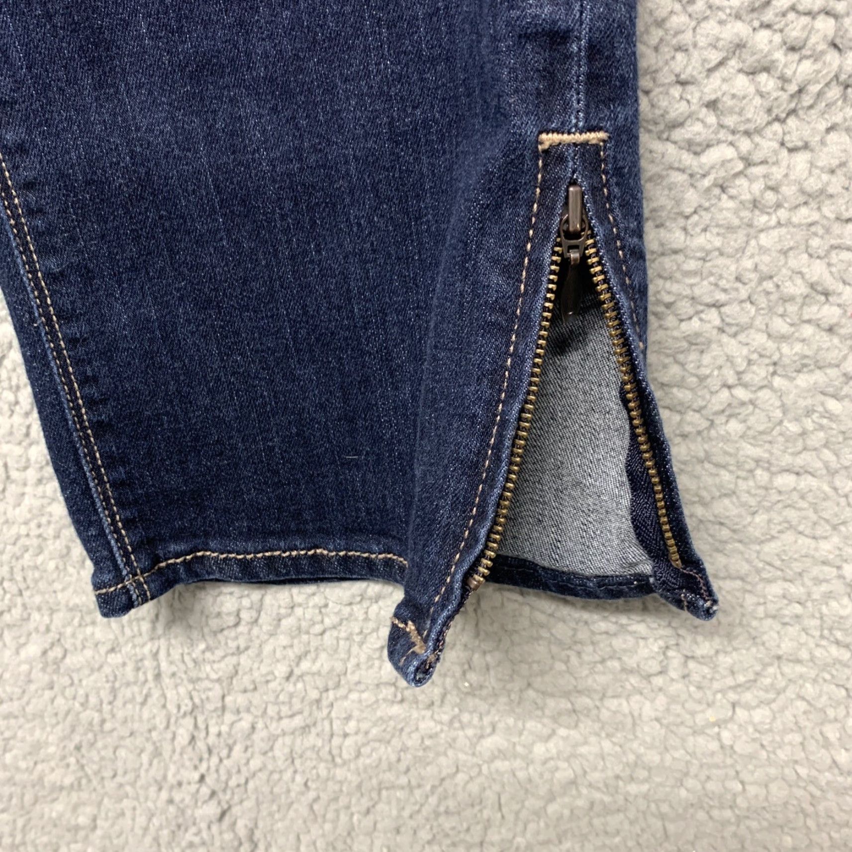 White House Black Market White House Black Market Jeans Crop Dark Wash Blue Denim Size 6 Women 5-Pocket Design Belt Loops Zip Cropped Style Regular Fit Vintage No N/A Size 28" / US 6 / IT 42 - 5 Thumbnail