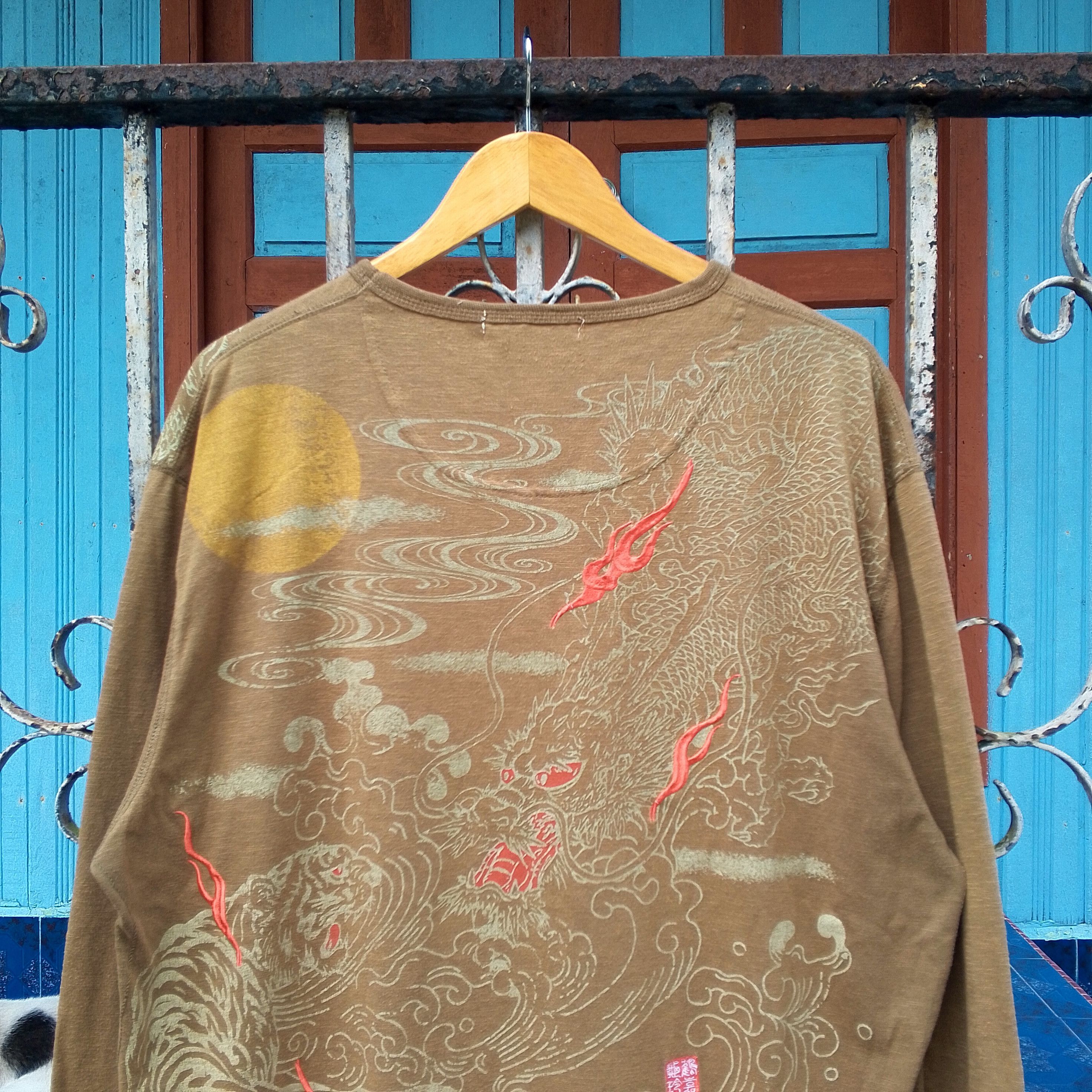 Japanese Brand Vintage Sukajan Sourvenir Tiger & Dragon Embroidery Tshirt Size US XL / EU 56 / 4 - 4 Thumbnail