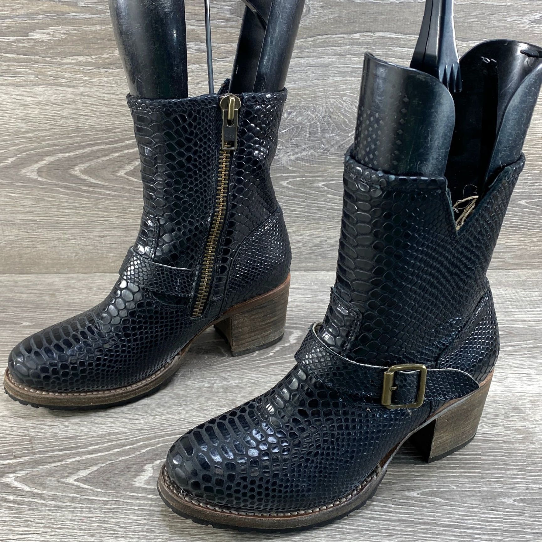 FREEBIRD VINTAGE Freebird Steven Carlito Ankle Boots Womens 9 Black Embossed Snakeskin Leather Boots Size US 9 / IT 39 - 6 Thumbnail