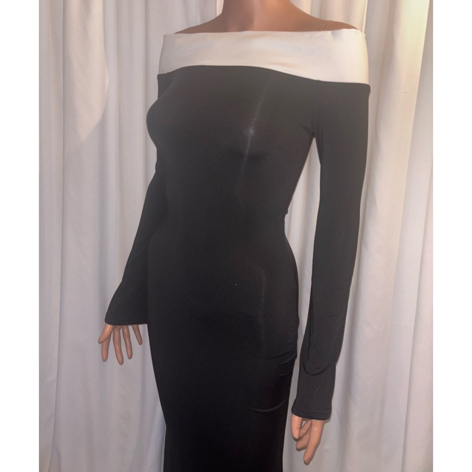 Shein SHEIN XS (2) Black/White Off-Shoulder Dress Size XS / US 0-2 / IT 36-38 - 4 Thumbnail