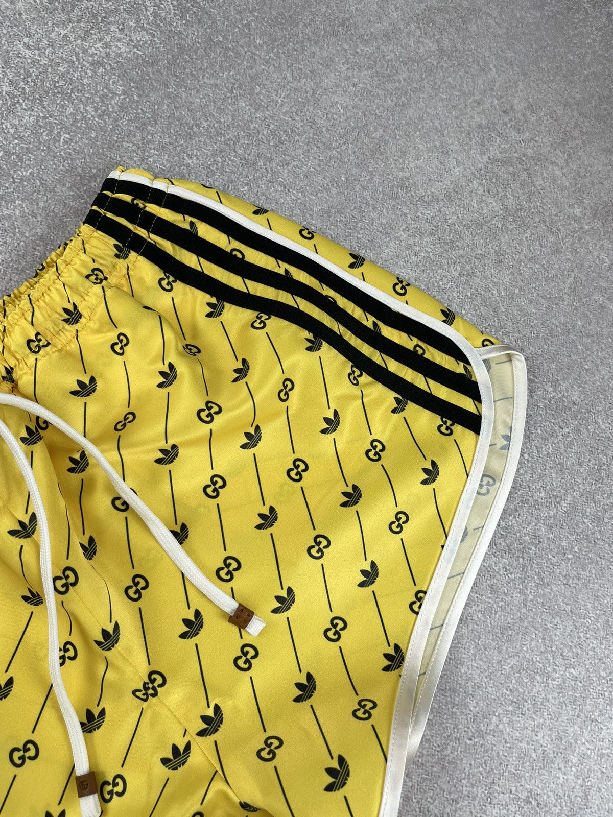 Adidas × Gucci Gucci x Adidas GG Full Logo Yellow/Black Shorts Size M Size 27" / US 4 / IT 40 - 4 Thumbnail