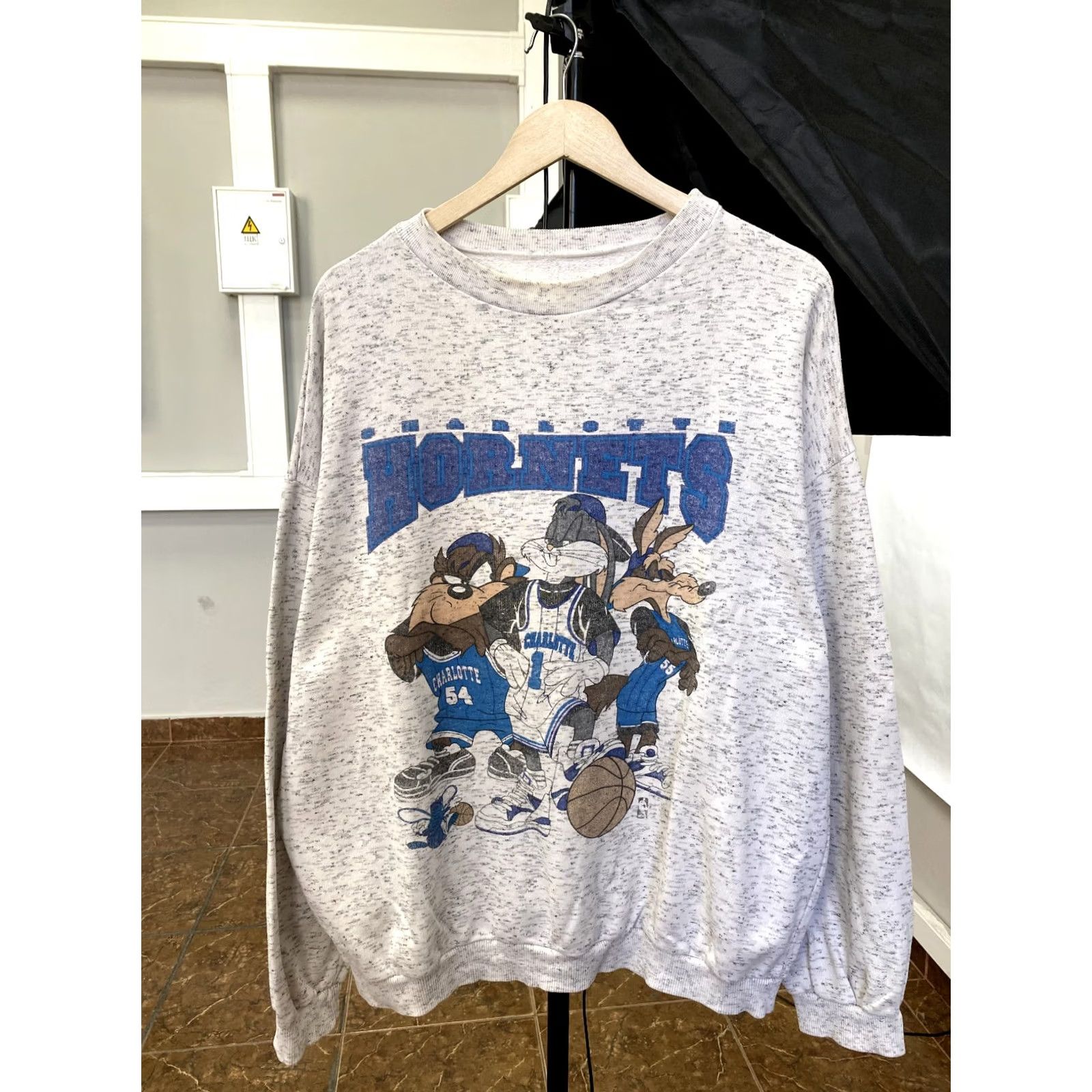 Gildan VINTAGE Charlotte Hornets NBA Looney Tunes Sweatshirt XL Gray Mens Pullover 90s Retro Cartoon Hoodie? Size US XL / EU 56 / 4 - 2 Thumbnail