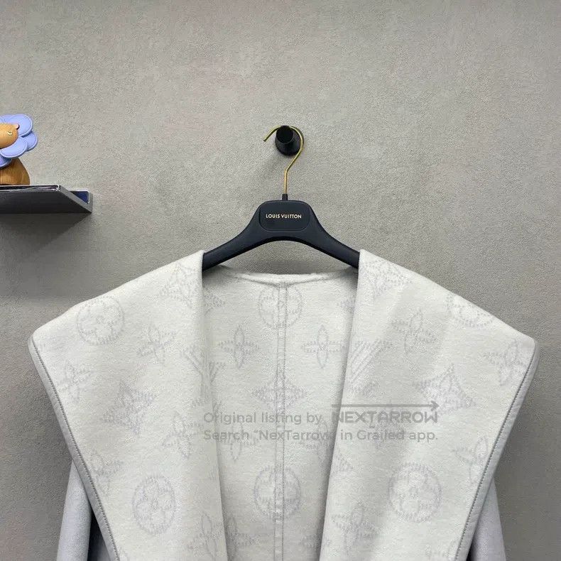 Louis Vuitton Louis Vuitton Large logo grey short hooded long-sleeved co Size S / US 4 / IT 40 - 4 Thumbnail