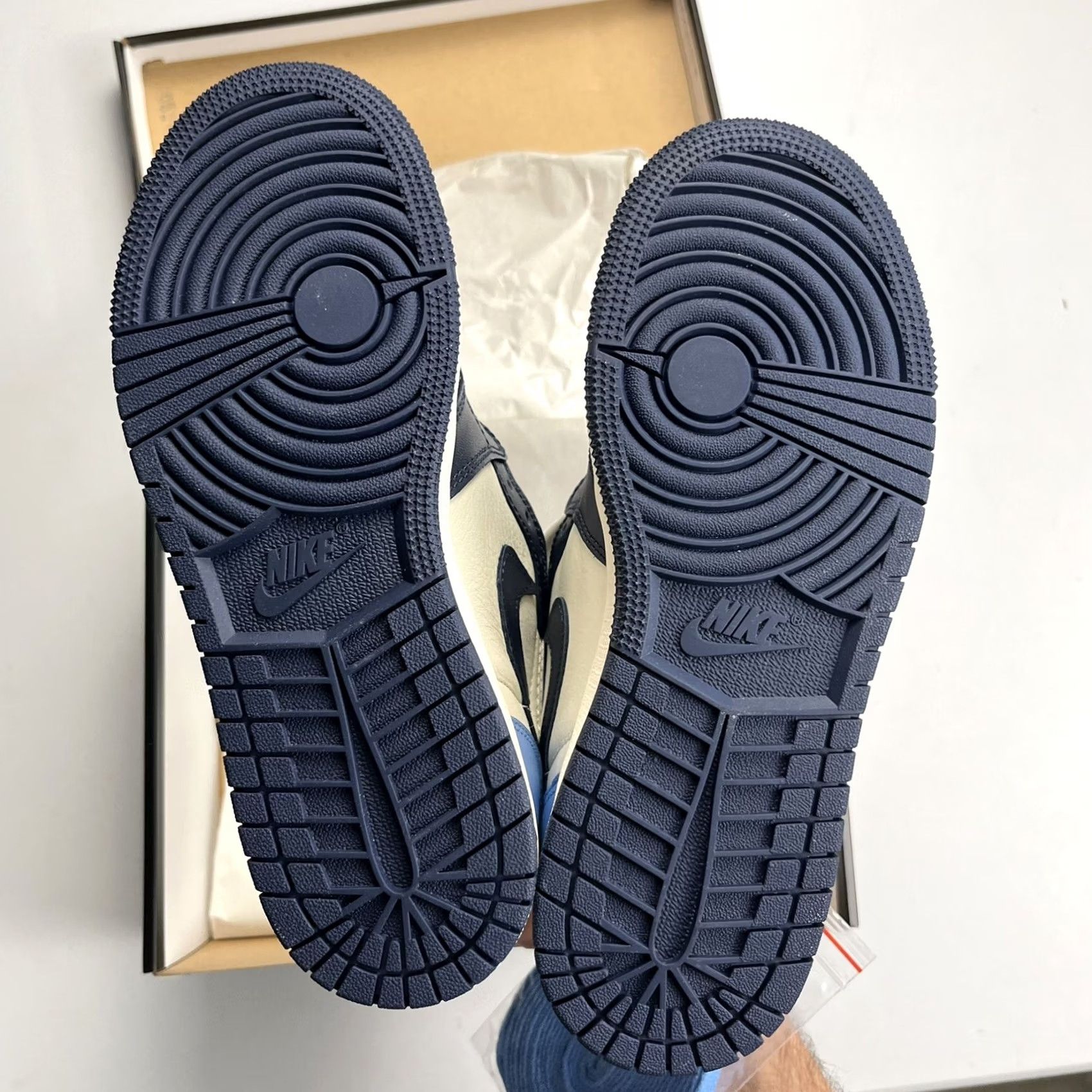 Jordan Brand Nike Air Jordan 1 Retro High Obsidian UNC 575441-140 - Men's Size 4 - Blue Size US 5 / EU 37 - 7 Thumbnail