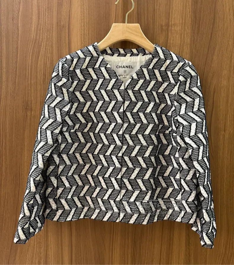 Chanel Chanel Black and white striped short coat Size XS / US 0-2 / IT 36-38 - 1 Thumbnail