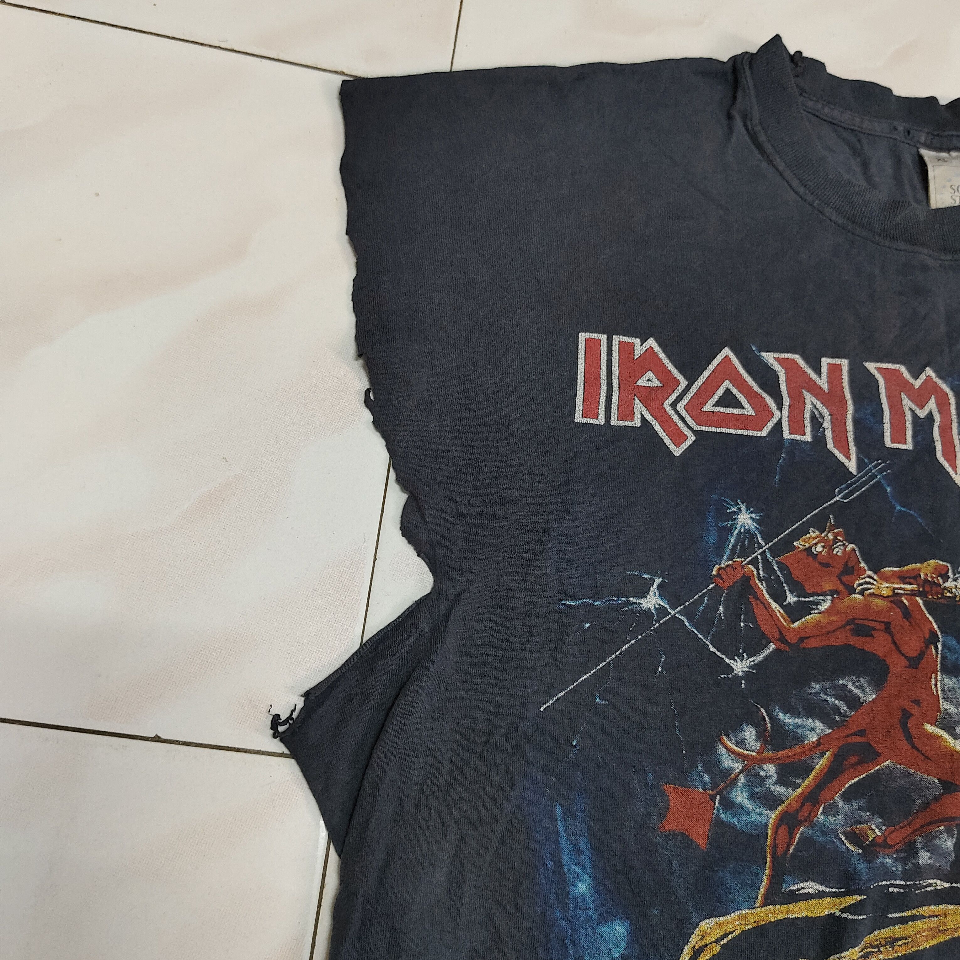 Iron Maiden Vintage Iron Maiden 2002 Distressed Destroyed T Shirt Size US XL / EU 56 / 4 - 7 Thumbnail