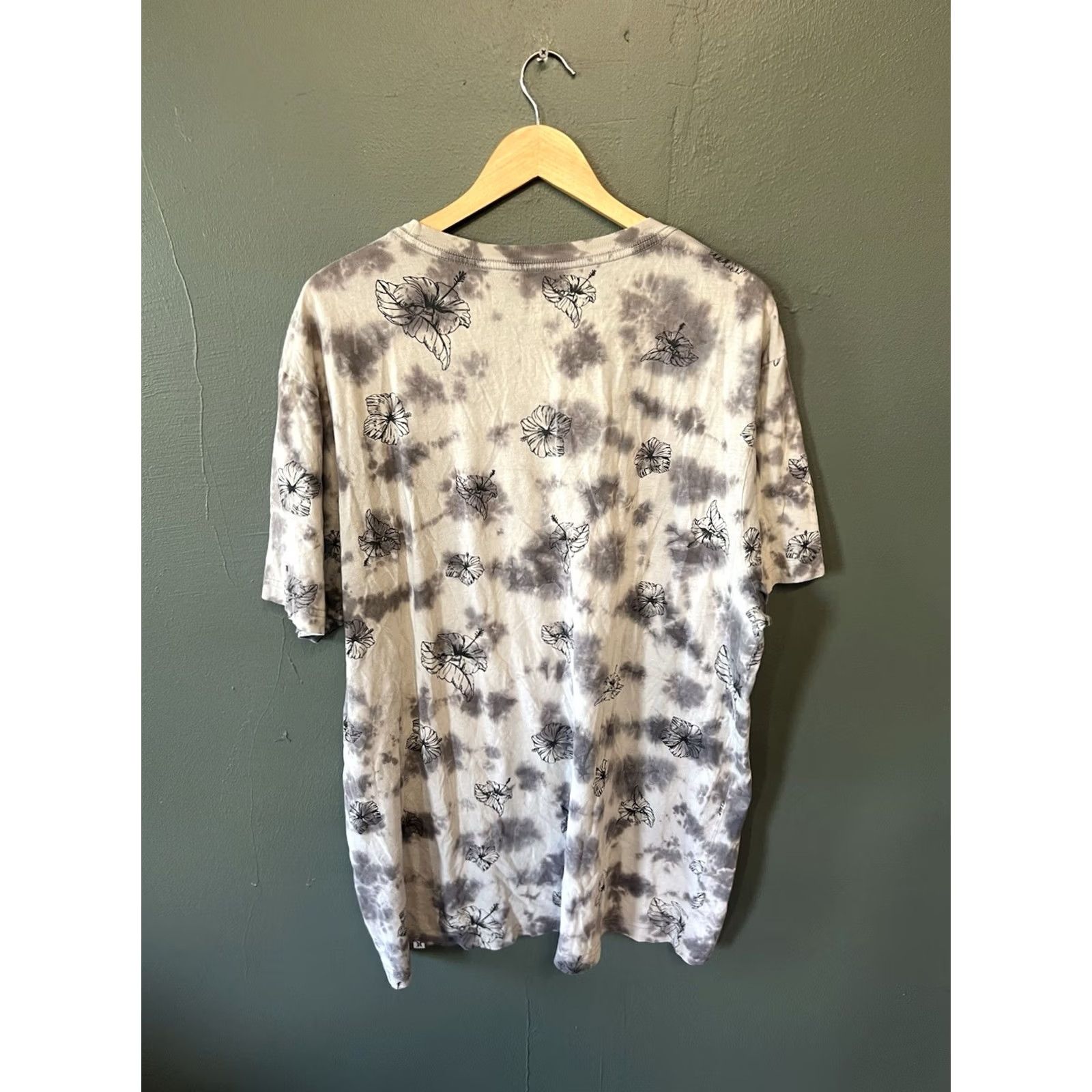 Hurley Hurley Mens Gray Short Sleeve Shirt Floral Pattern Tie Dye Gray Sz 2XL Size US XXL / EU 58 / 5 - 2 Thumbnail