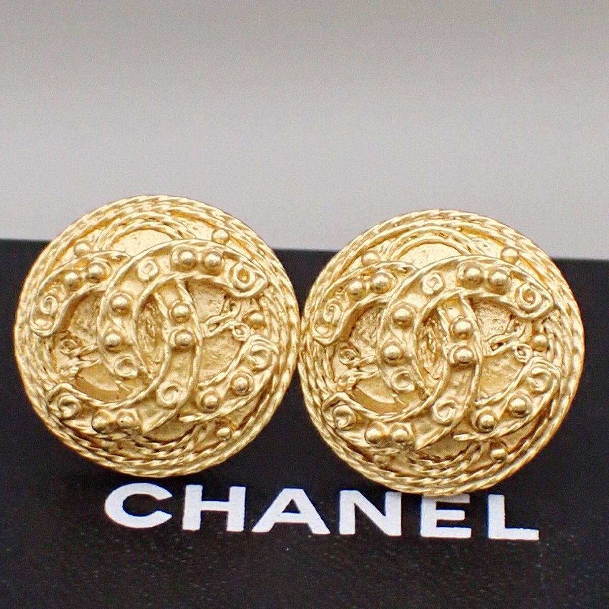 Chanel Chanel Vintage Round CC Clip-On Earrings Metal Size ONE SIZE - 1 Thumbnail