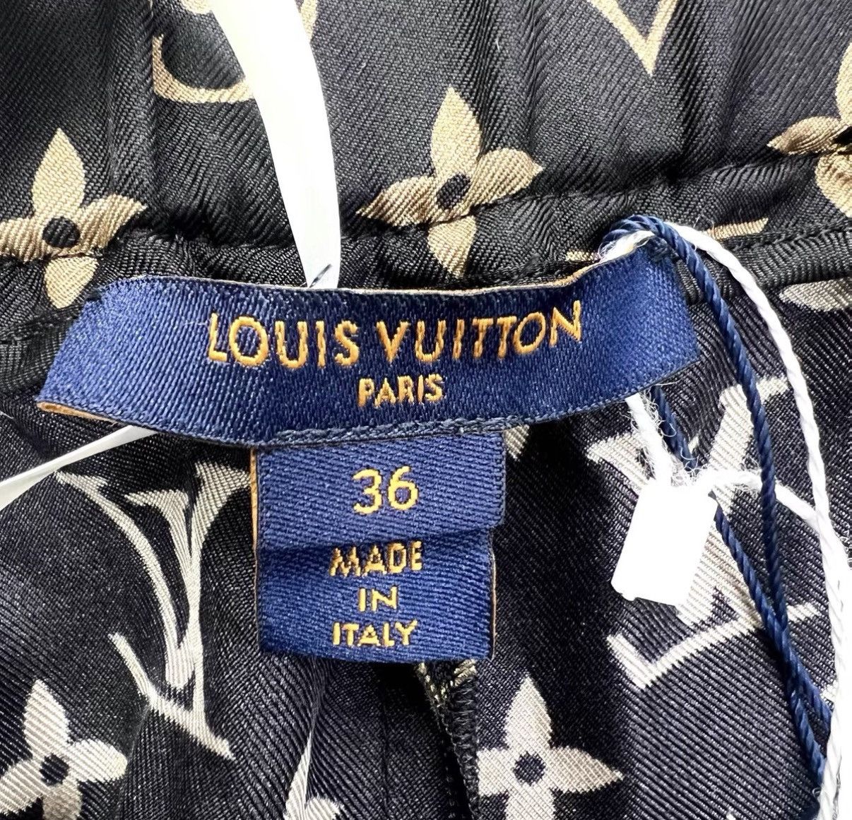 Louis Vuitton LOUIS VUITTON monogram full print twill silk shorts K12 Size 25" / US 0 / IT 36 - 5 Thumbnail