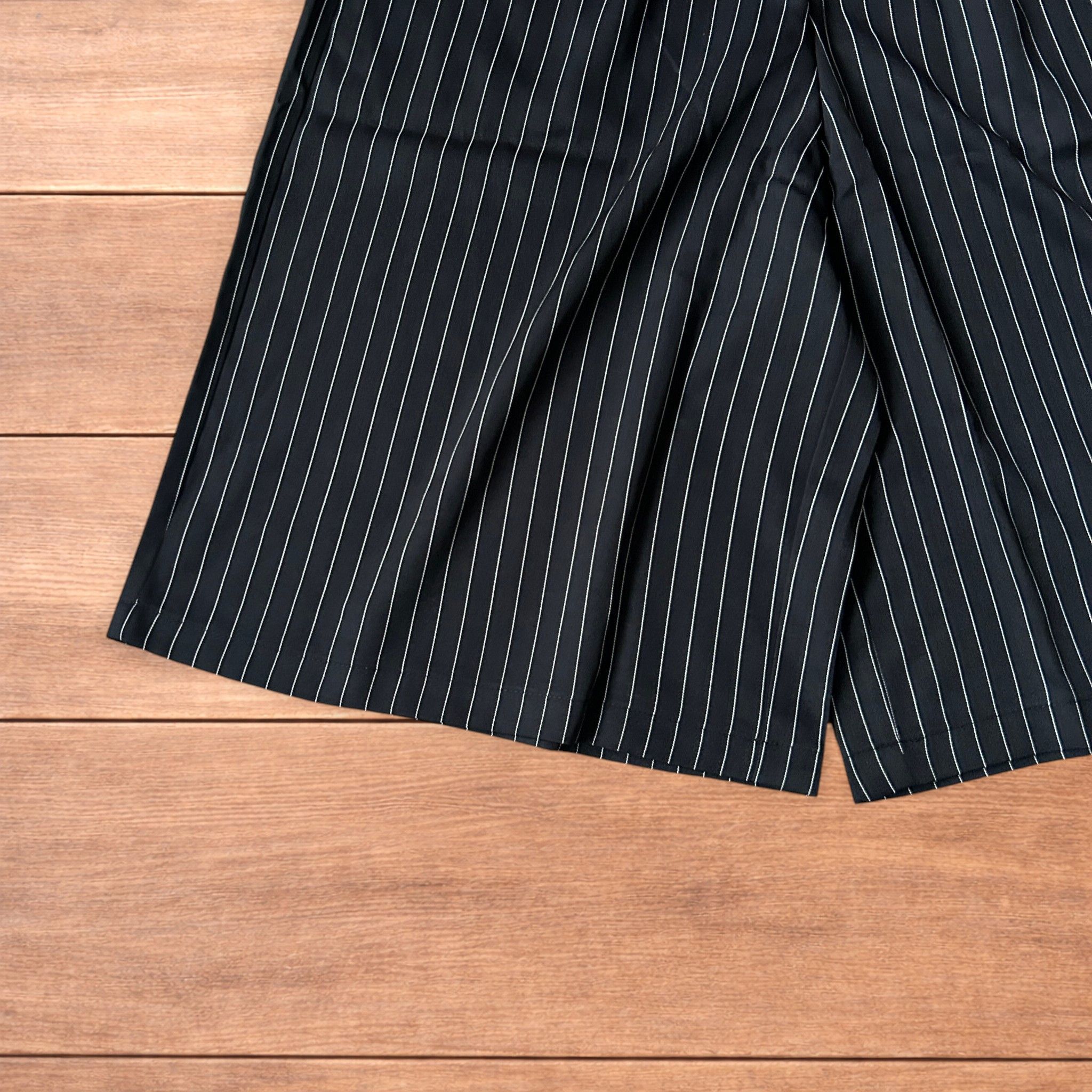 Japanese Brand Baggy wide long pinstripe tailored shorts jorts in black. Size US 34 / EU 50 - 4 Thumbnail