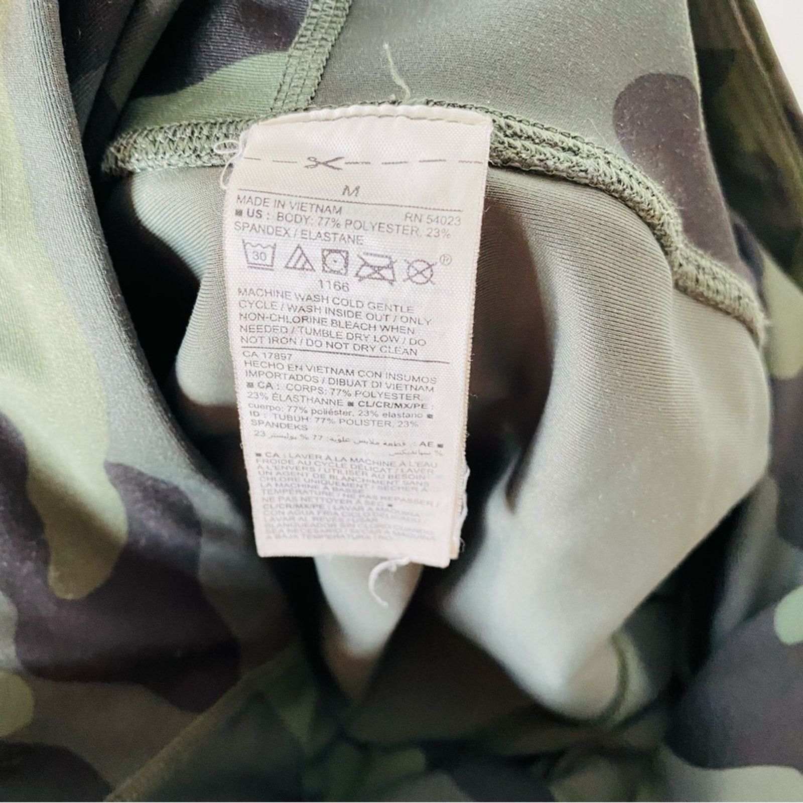 Old Navy OLD NAVY Olive Green Black Camo Print High Rise Biker Shorts Size 30" / US 8 / IT 44 - 10 Thumbnail