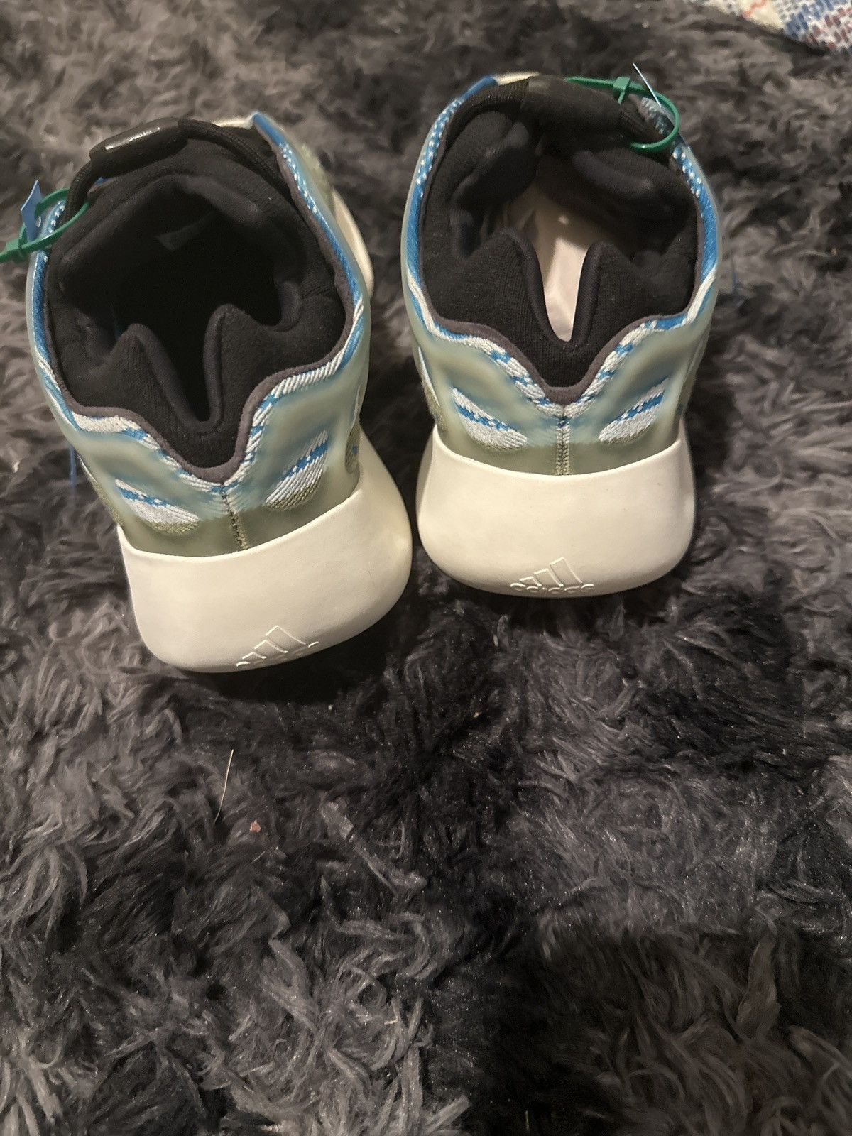 Adidas Yeezy 700 V3 Arzareth Size US 6.5 / EU 39-40 - 4 Thumbnail