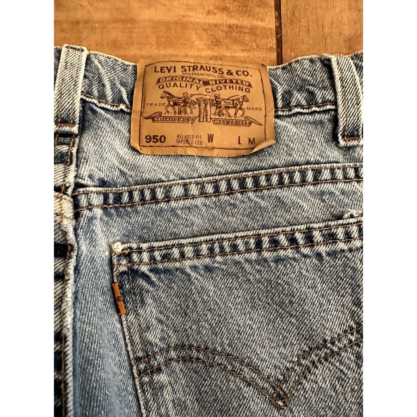 Vintage VINTAGE Levi’s Orange Tab Relaxed Fit Tapered 950 Jeans Mens Size 8 Medium Light Wash Blue Denim 1990s USA Size 30" / US 8 / IT 44 - 8 Thumbnail