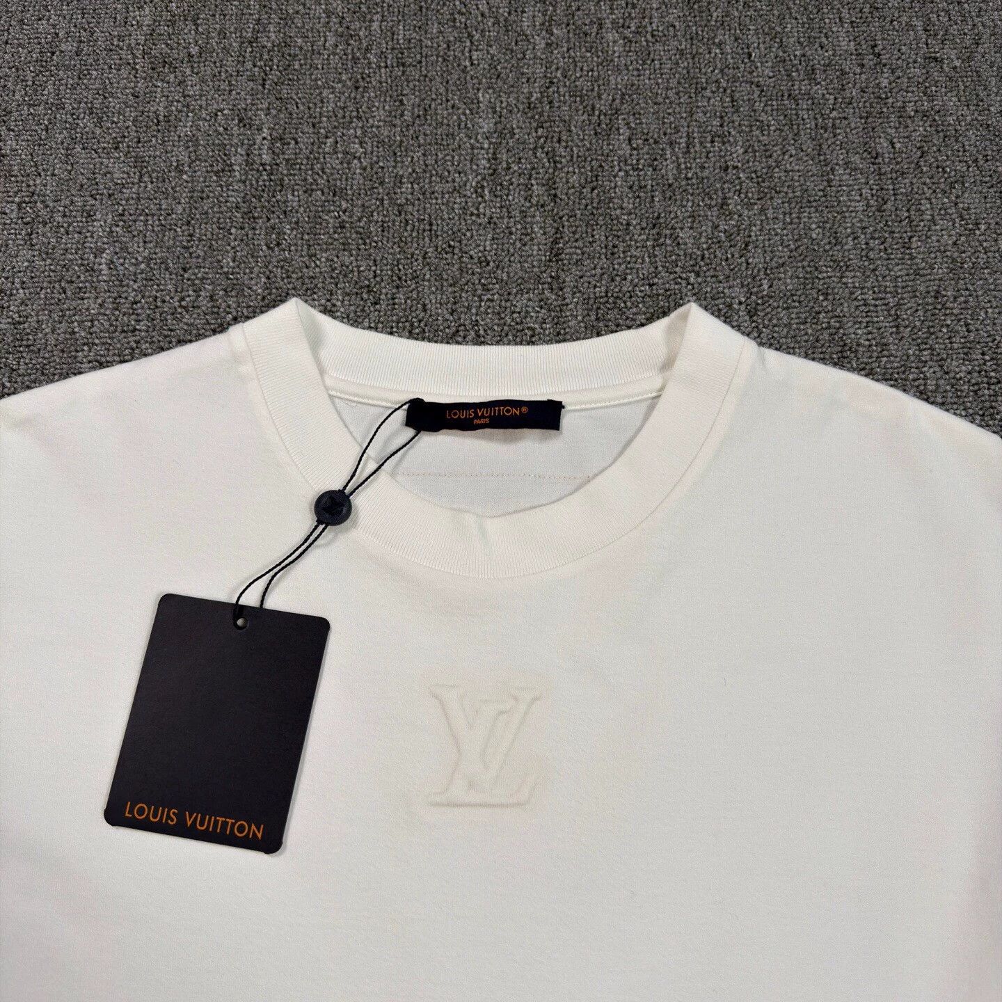 Louis Vuitton LV Embossed Logo White Short Sleeve Tee M Near New Size US M / EU 48-50 / 2 - 3 Thumbnail