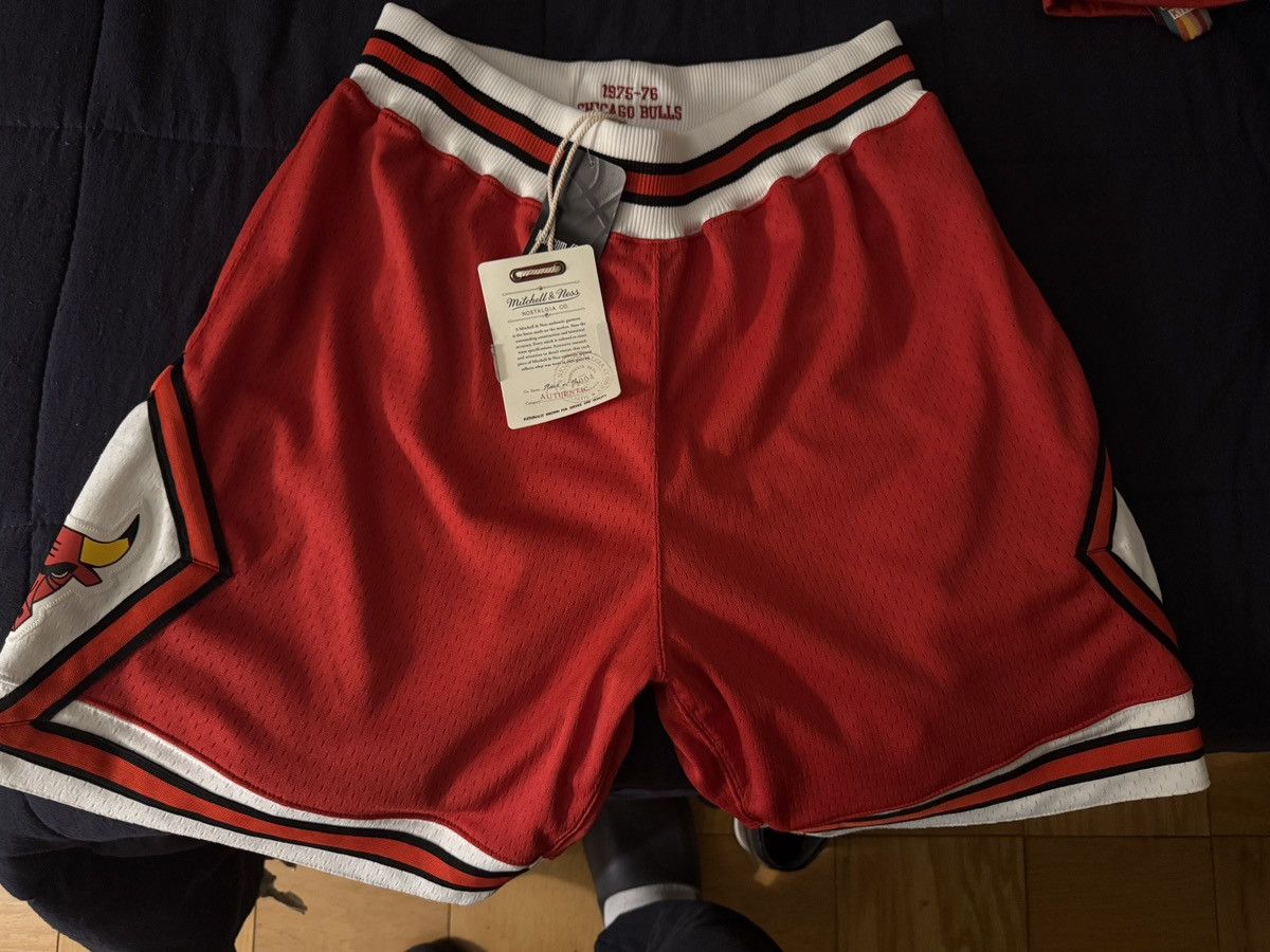 Mitchell & Ness Mitchell & Ness Authentic Bulls Shorts Size US 36 / EU 52 - 1 Thumbnail