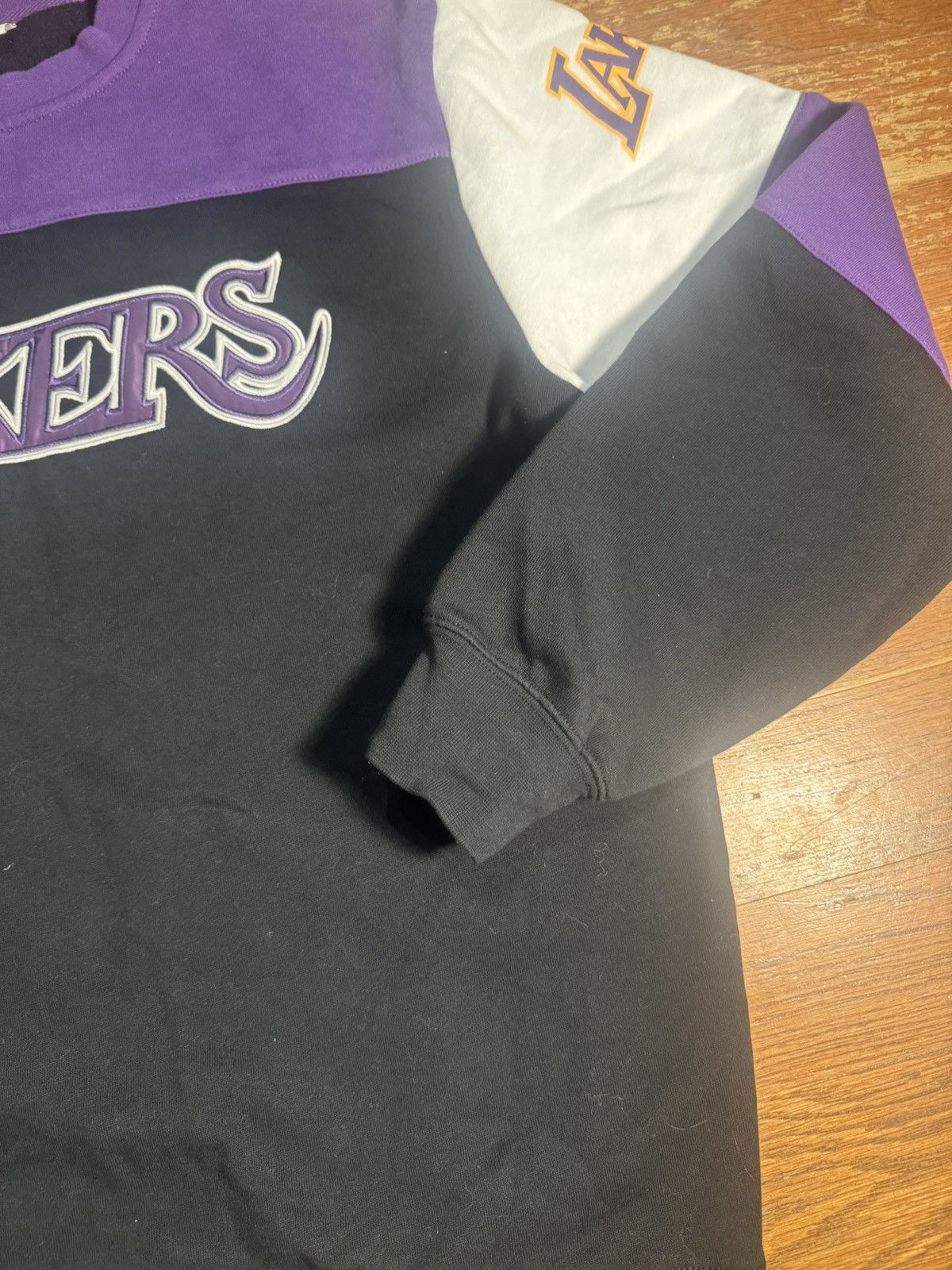 Mitchell & Ness Mitchell and Ness Los Angeles Lakers Crewneck Size US L / EU 52-54 / 3 - 2 Thumbnail