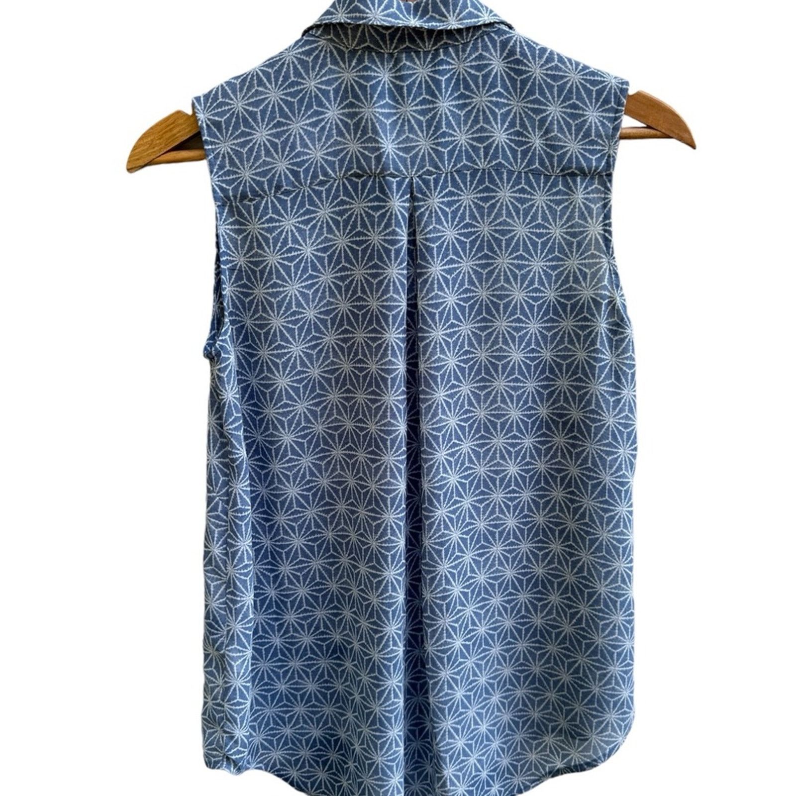 H&M H&M Blue Geometric Pattern Button Down Blouse Size XS Size XS / US 0-2 / IT 36-38 - 4 Thumbnail