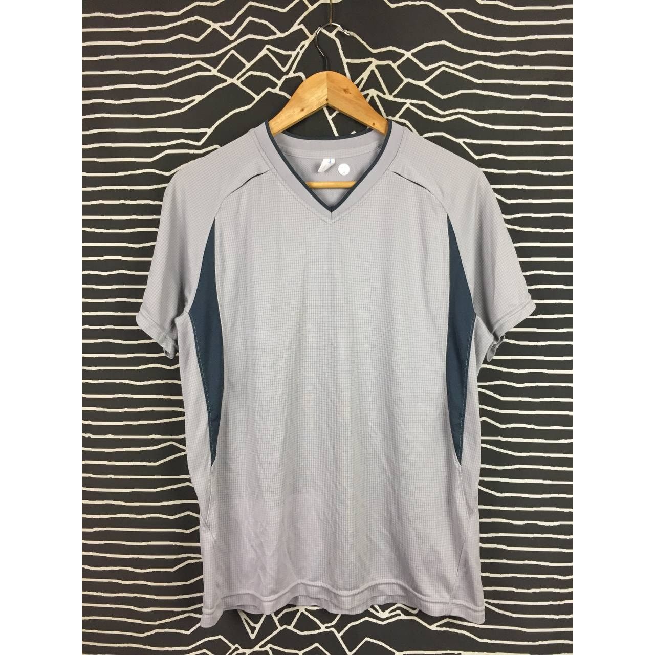 Japanese Brand × Uniqlo Uniqlo Body Tech V-Neck Activewear Jersey Size L Size US L / EU 52-54 / 3 - 1 Thumbnail