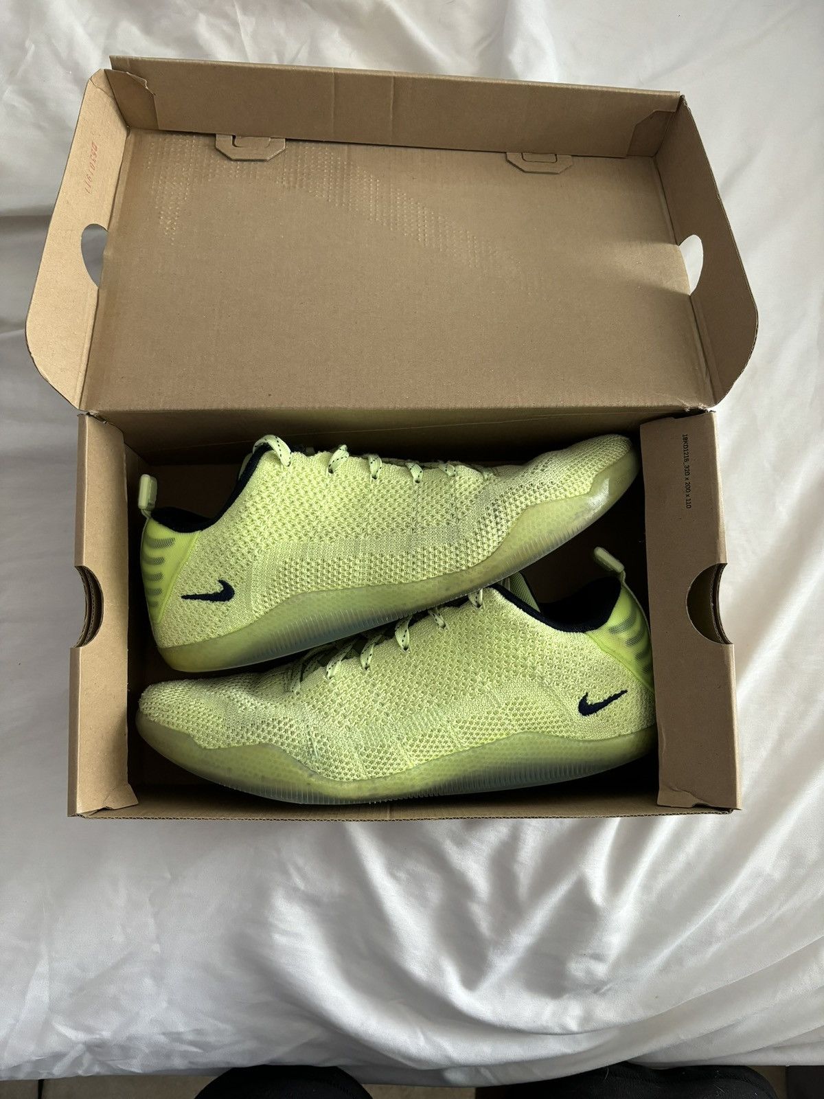 Nike Kobe 11 low ‘Ghost Of Christmas Past’ Size 10 Size US 10 / EU 43 - 1 Thumbnail